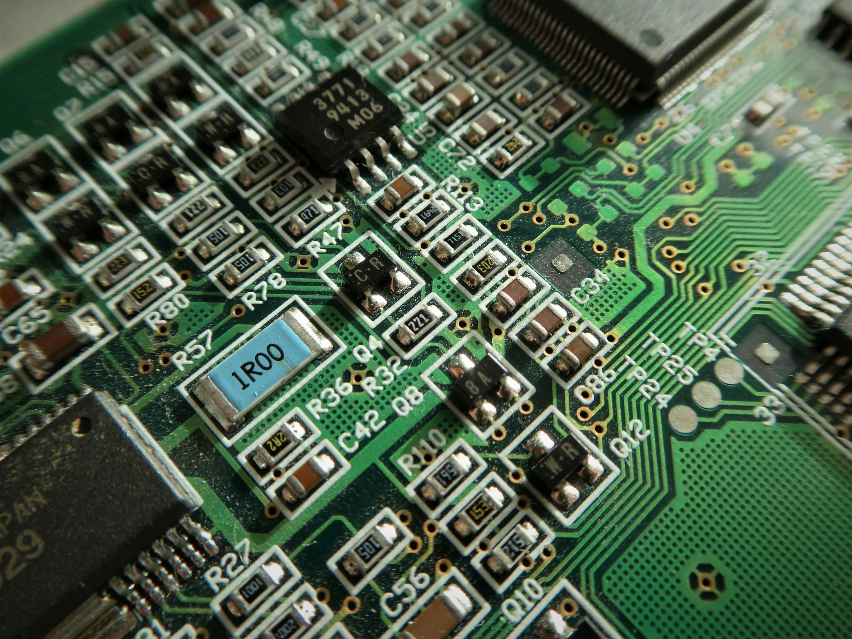 placa base de computadora verde y negra