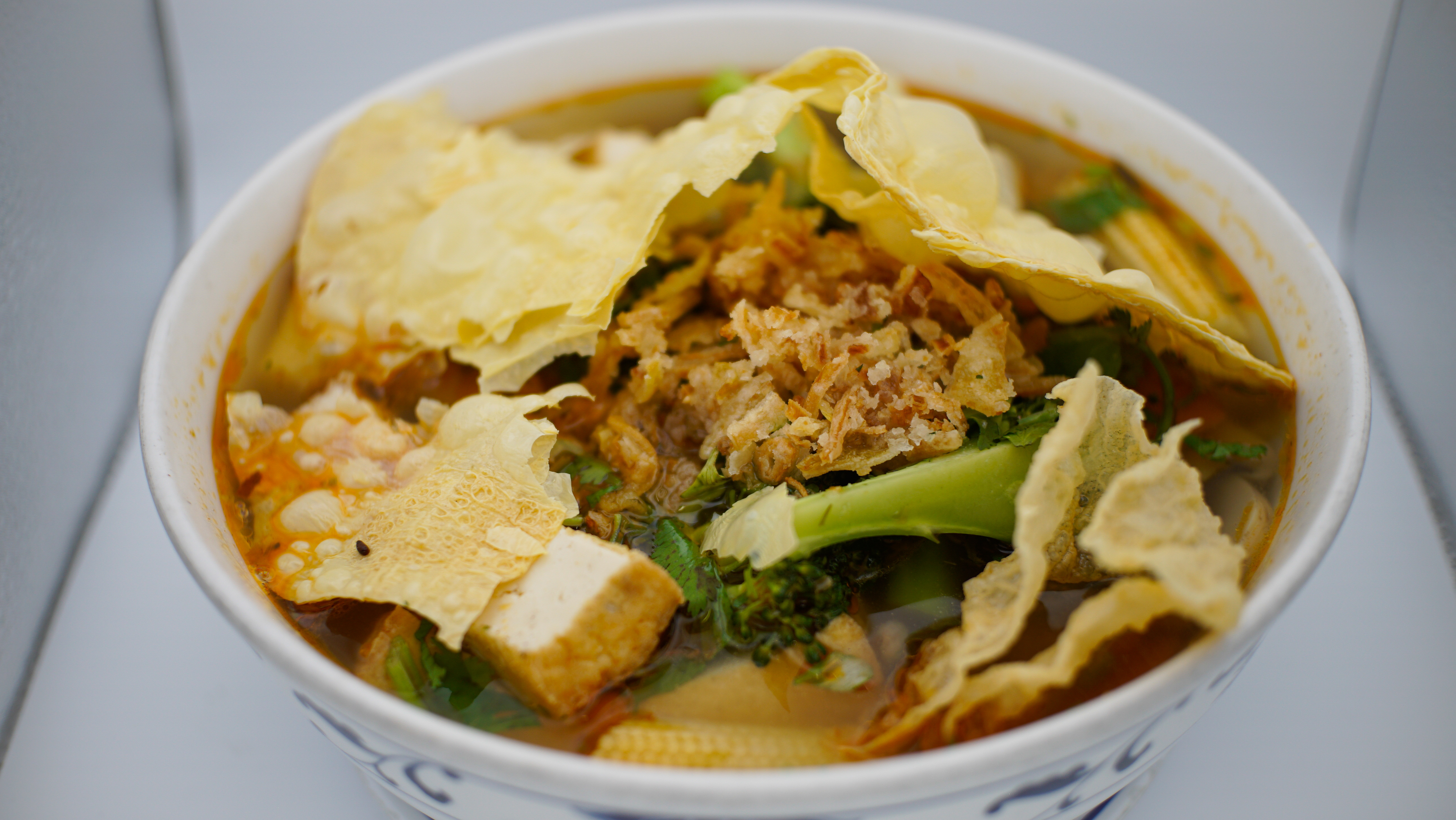 14V. BUN BO HUE CHAY
Vermicelli Noodles 
w/ Hot and Spicy Vegetable Broth 
and Mixed Vegetables/Tofu