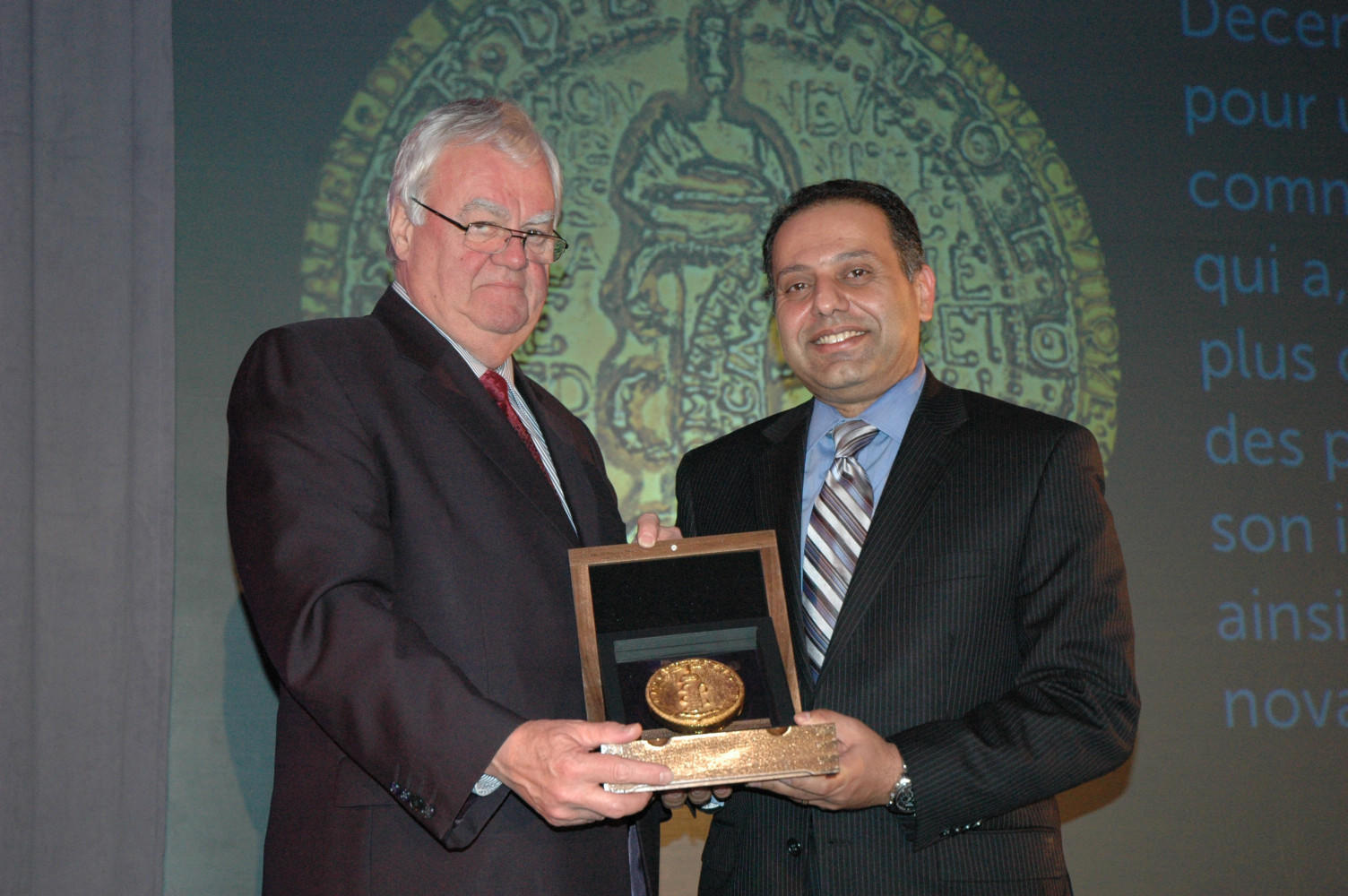 2013 - Dr. Awny Farajallah, Vice-President, Medical, Bristol-Myers Squibb Canada accepts
the award from Dr. Jacques Gagné, President of the Jury of Prix Galien Canada