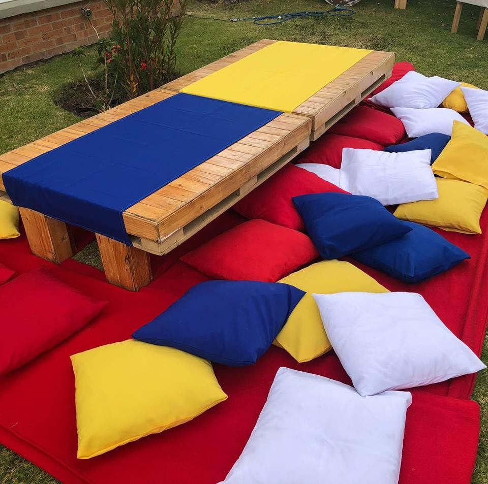 Cojines
Color Azul, blanco, rojo y Amarillo
44cm x 44cm
Alquiler $ 5.000
Precio Unitario