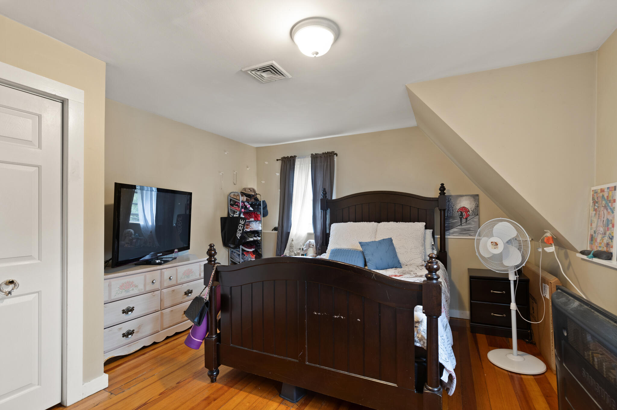 https://0201.nccdn.net/1_2/000/000/185/c79/7-bridge-st-danvers-ma-01923-usa-023-028-bedroom1-mls_size.jpg