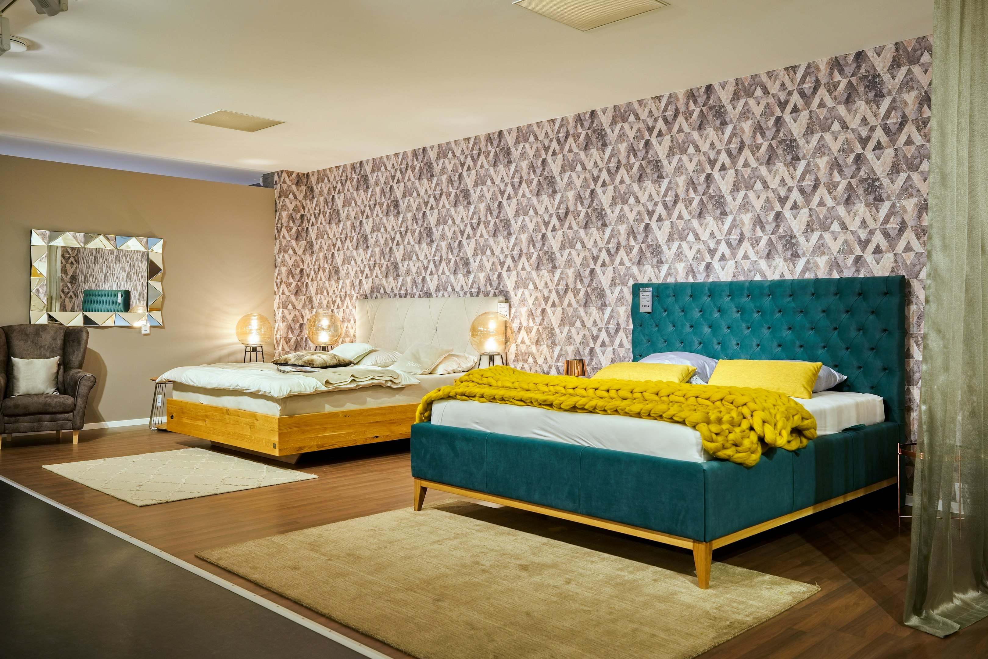 una habitación con una cama ordenadamente hecha y una silla