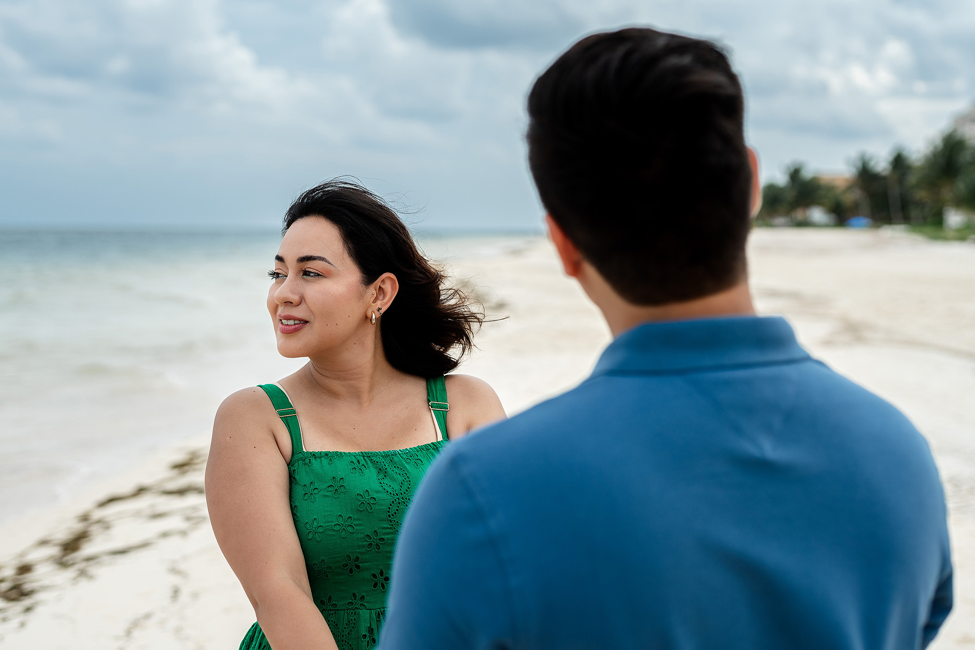 Retrato natural de pareja después de la pedida de mano en la playa de Puerto Morelos al atardecer.