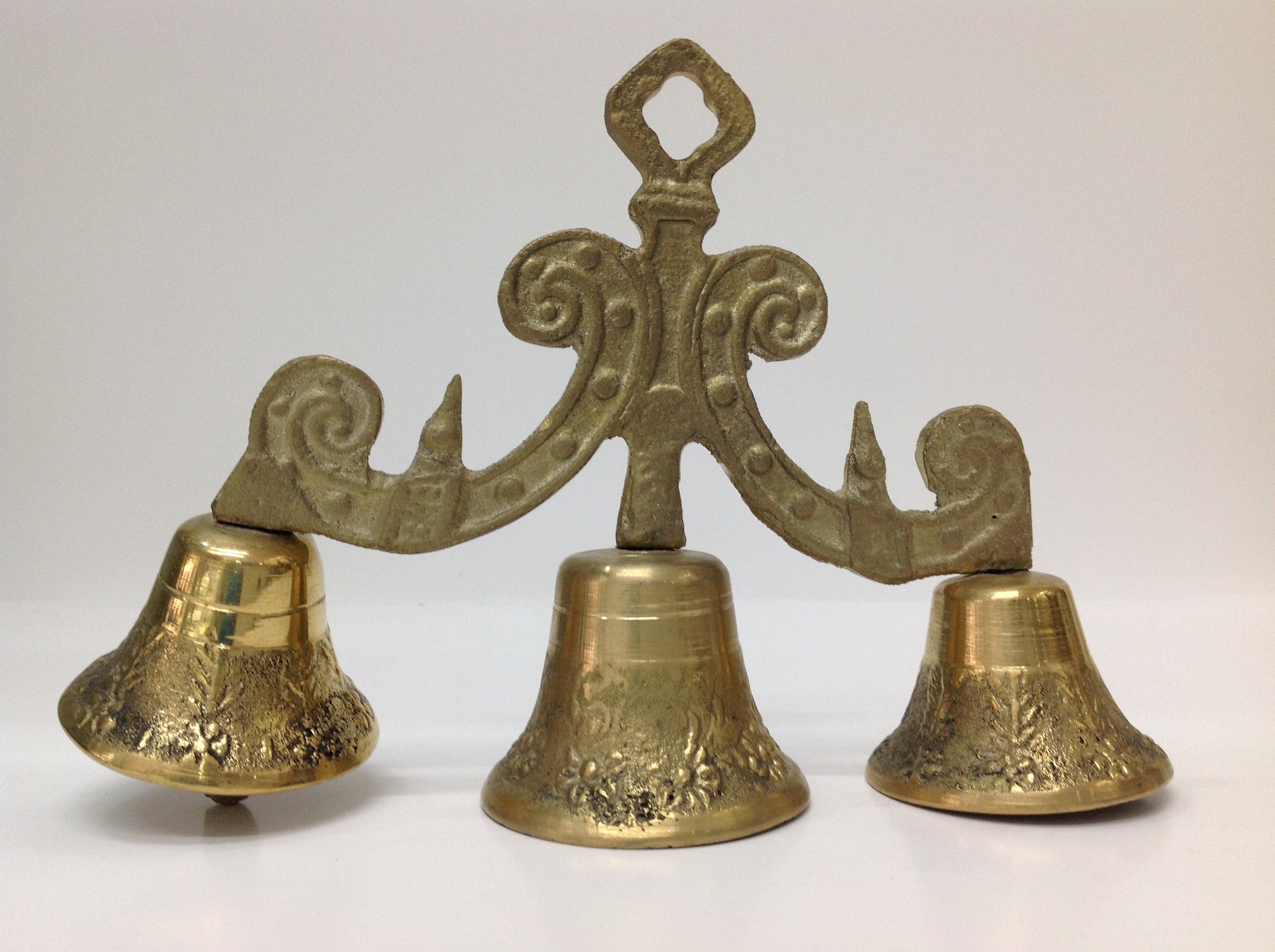 CAMPANA TRICILLO DE BRONCE GRABADA 

preguntar por existencias.