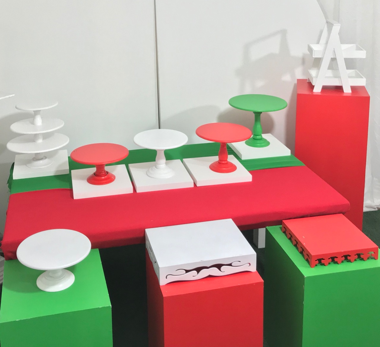 Base redonda para postres
3 niveles
Medidas: 37cm de Altura
Alquiler $ 30.000
Base Redonda  para Postres
30 cm Diámetro 
$ 20.000 
Bases Planas Troqueladas
Medidas: 30cm X 30cm 
$20.000
Bases de Postres Cuadradas Grande 30cm x 30cm 
$10.000
Base RectangularTroquelada
$20.000
Mini Escalera Estilo Triangulo
$20.000