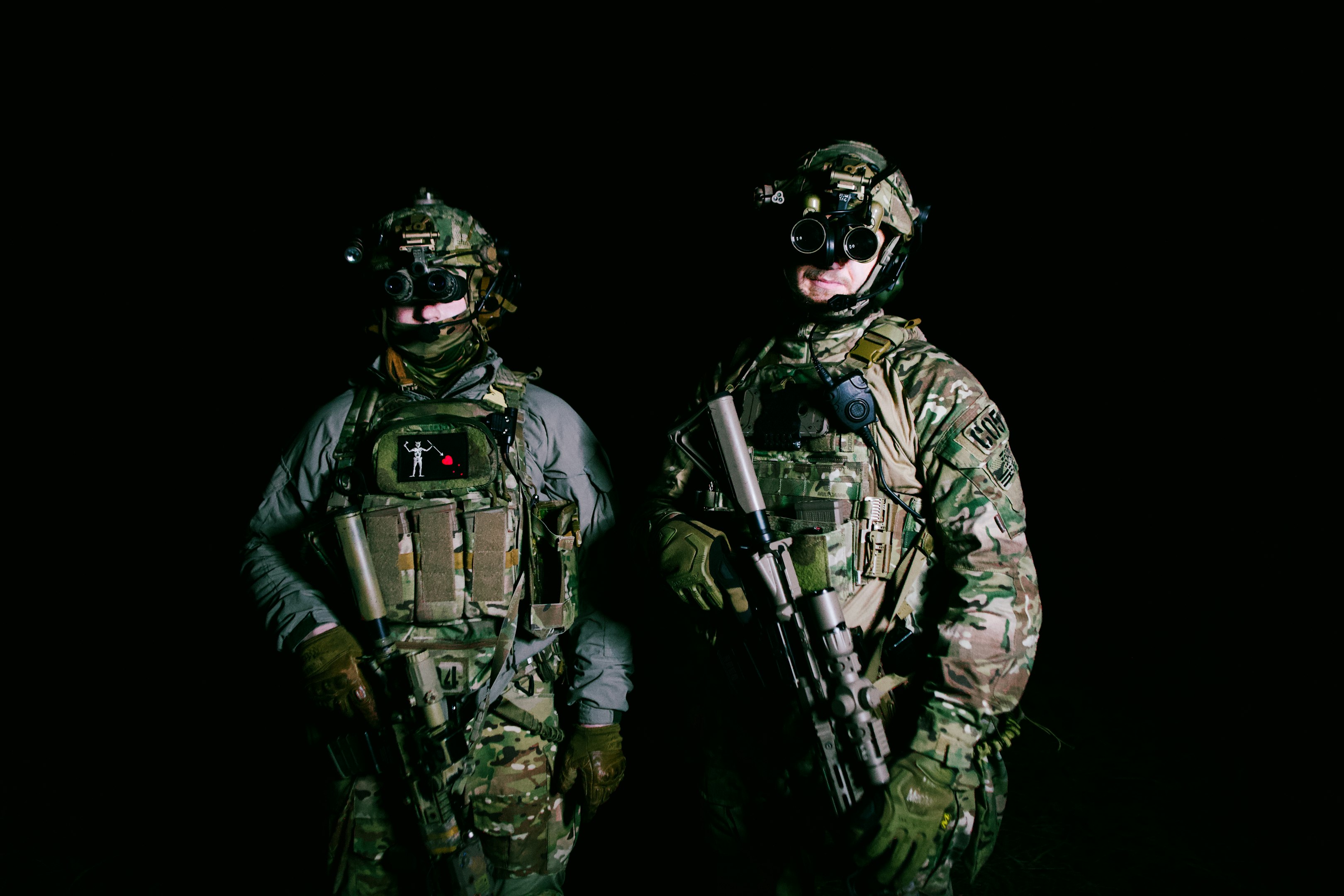 dos hombres militares completamente equipados junto uno al lado del otro