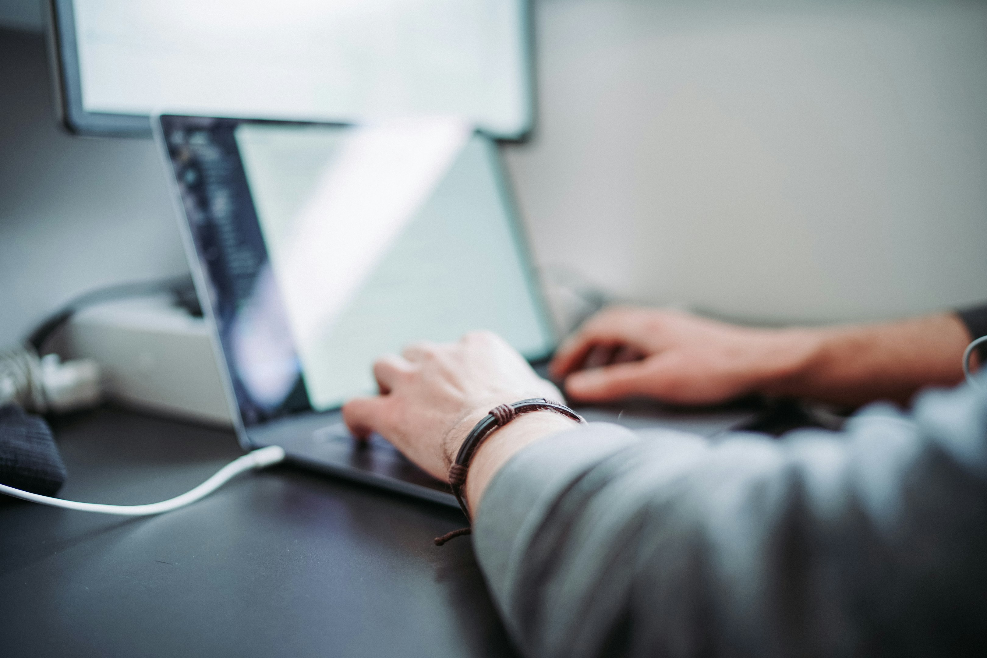 persona usando computadora portátil