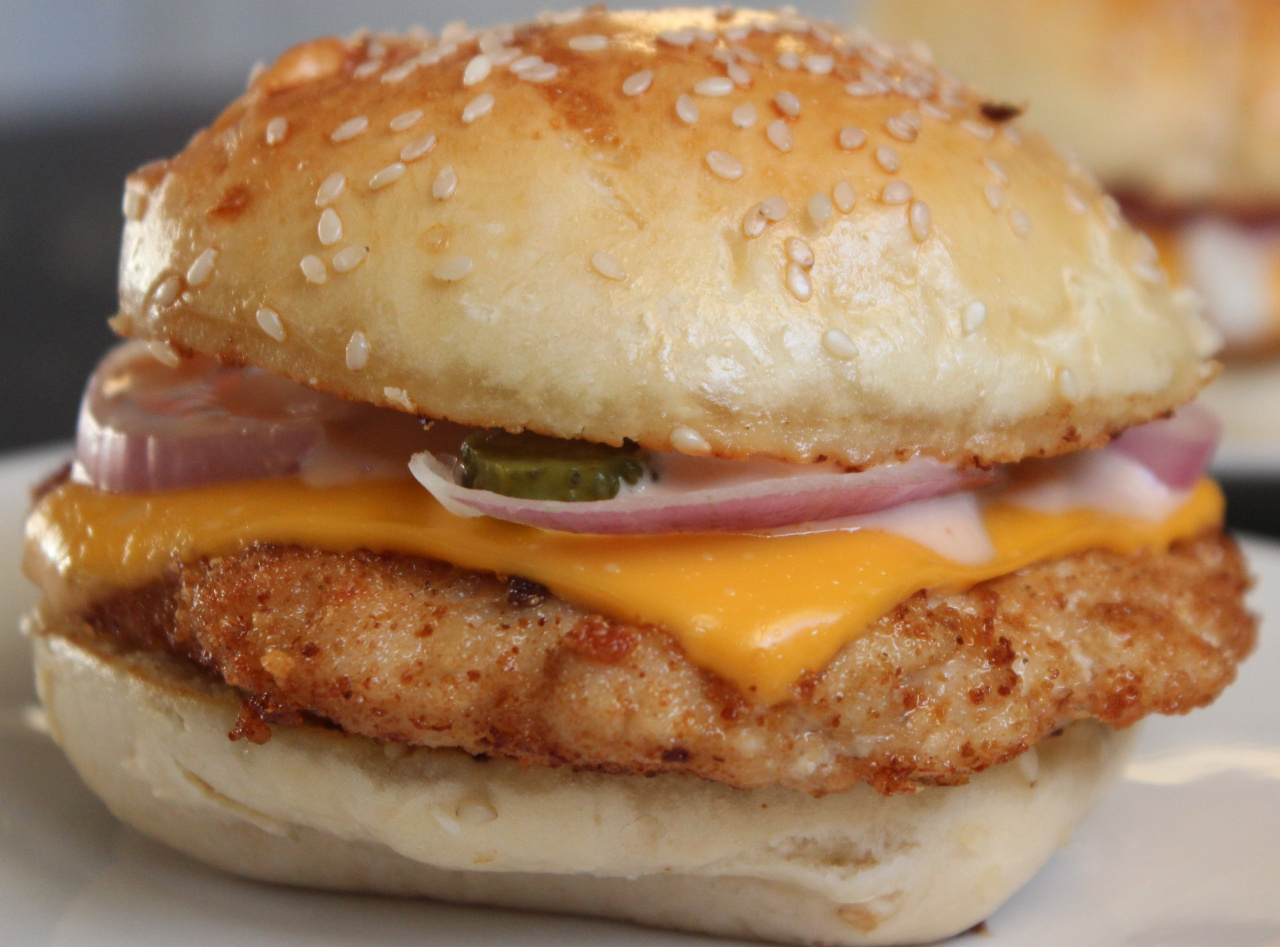 En todas nuestras opciones de hamburguesas puedes sustituir la carne de res por una deliciosa carne de pechuga de pollo.