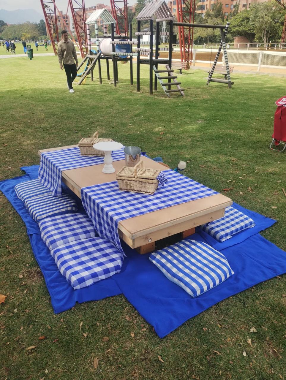 1 Mesa Rectangular color Madera
2.20m x 1.04 por 90.000
10 cojines 50.000
6 Mantas 25.000
2 Camino de Mesa 20.000
Precio Combo
Alquiler $ 160.000