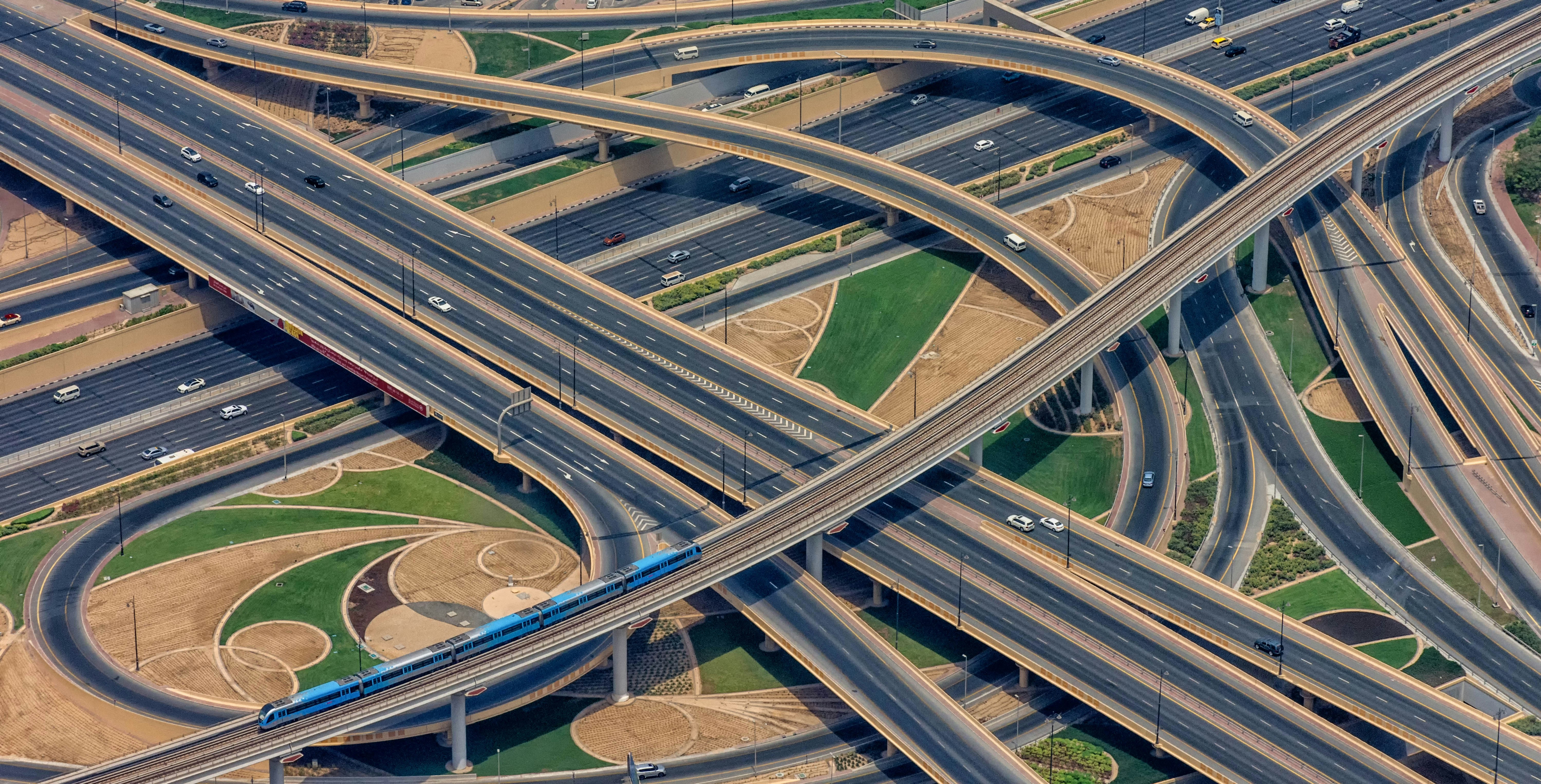 Obra de construcción con estructura de acero, losa de hormigón y estación total topográfica en primer plano