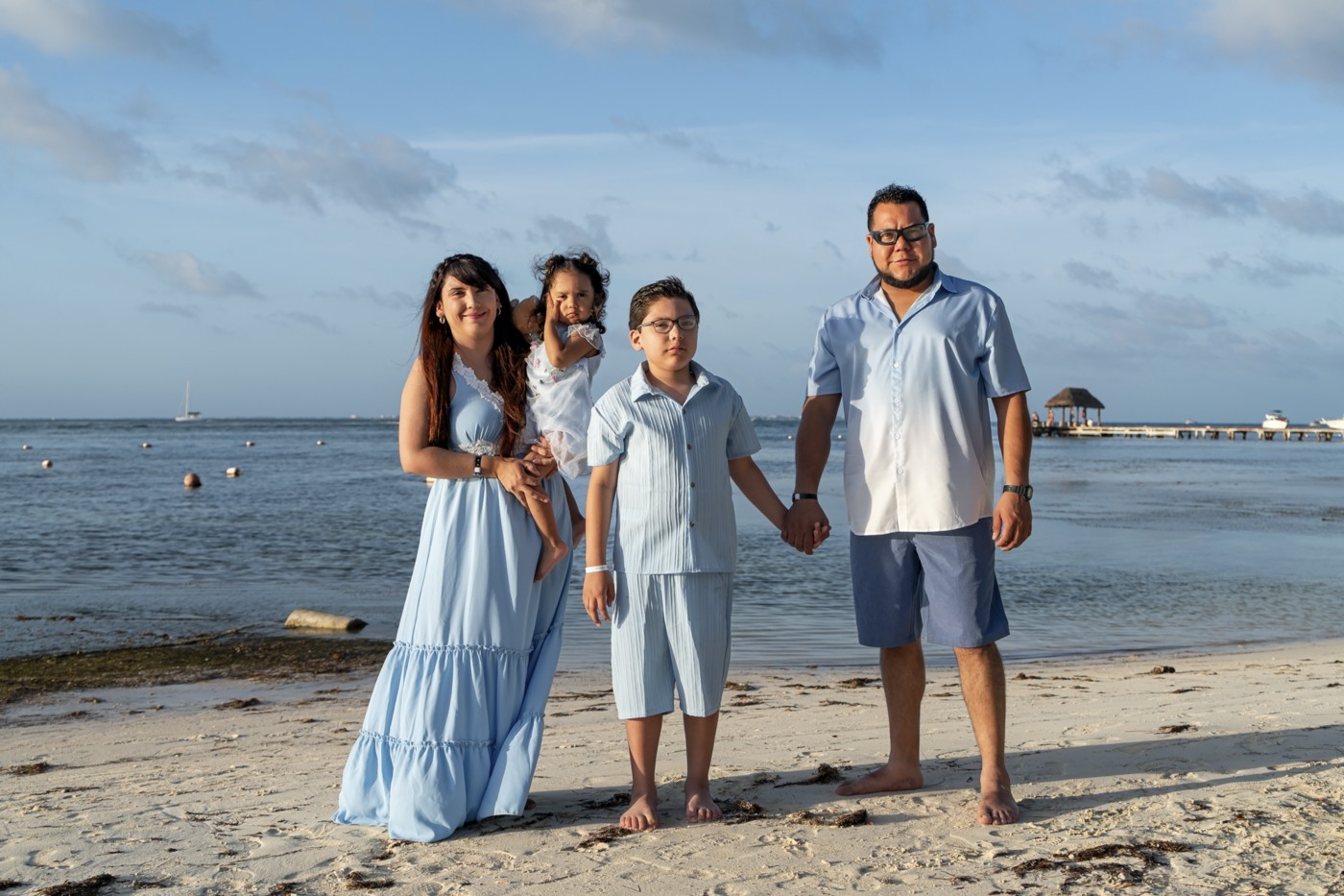 https://0201.nccdn.net/1_2/000/000/188/d98/luxartifices-riviera-maya-beach-family-photos0001.jpg