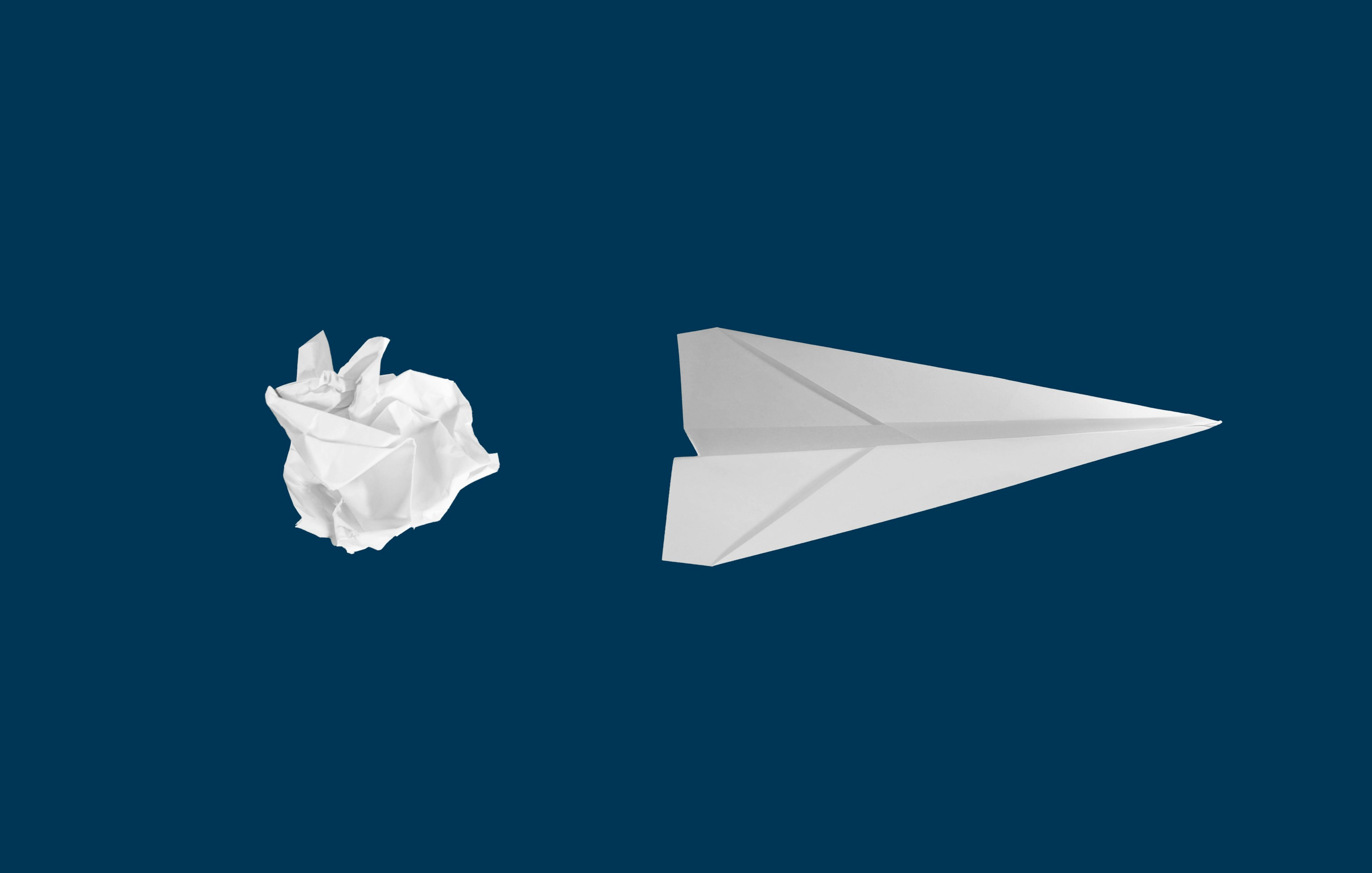 avion de papel blanco sobre fondo blanco