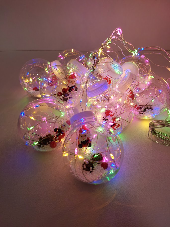 16868 (RGB)
RED DE ESFERAS CON SANTA CLOUS DE NIEVE