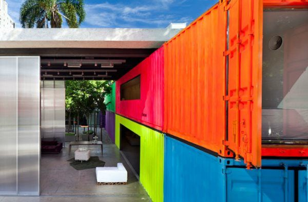 https://0201.nccdn.net/1_2/000/000/189/8ac/colorful-brazilian-container-home-600x394.jpg