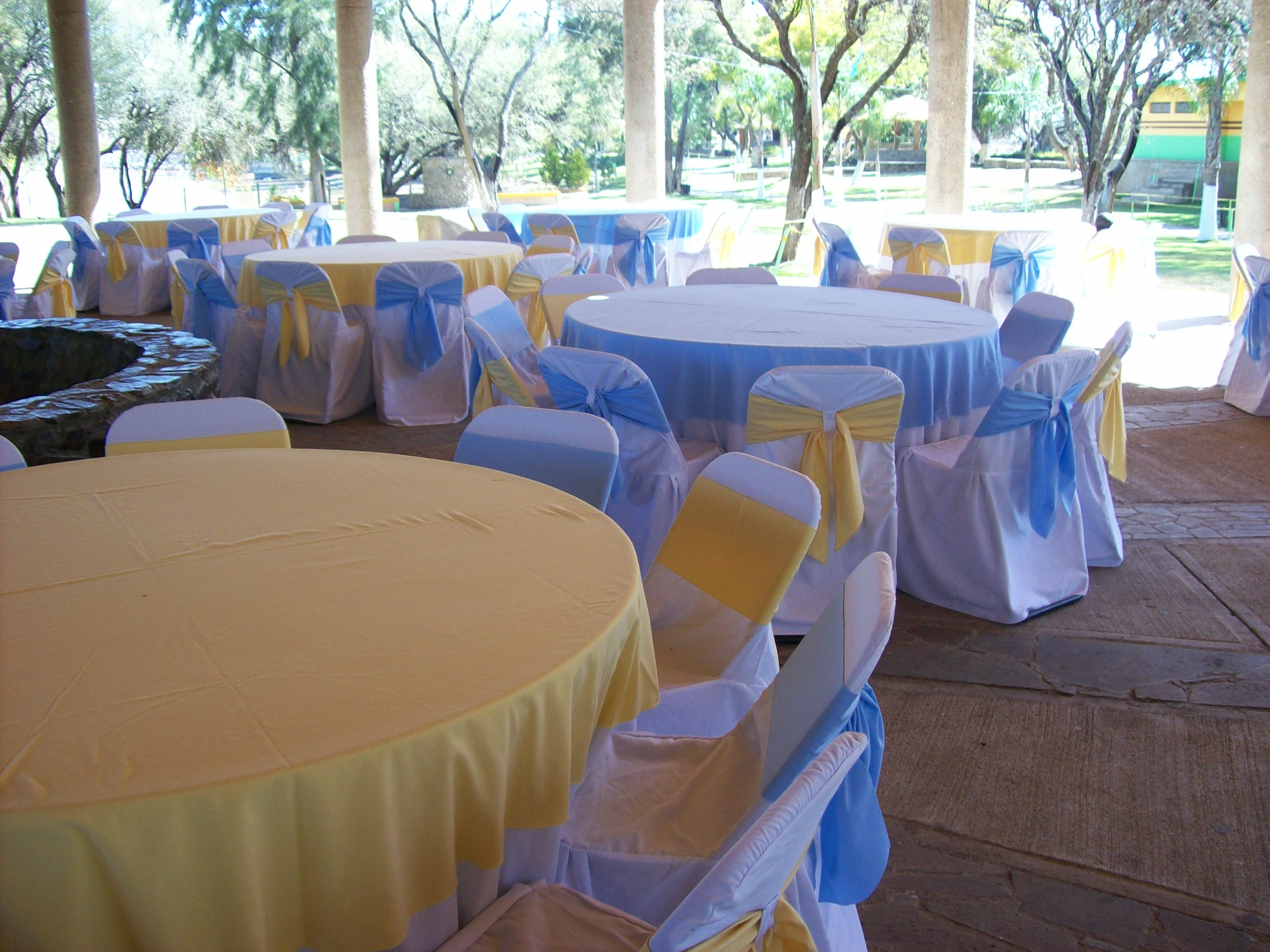 https://0201.nccdn.net/1_2/000/000/189/8bd/cubre-mantel-amarillo-y-azul-001-2848x2134.jpg
