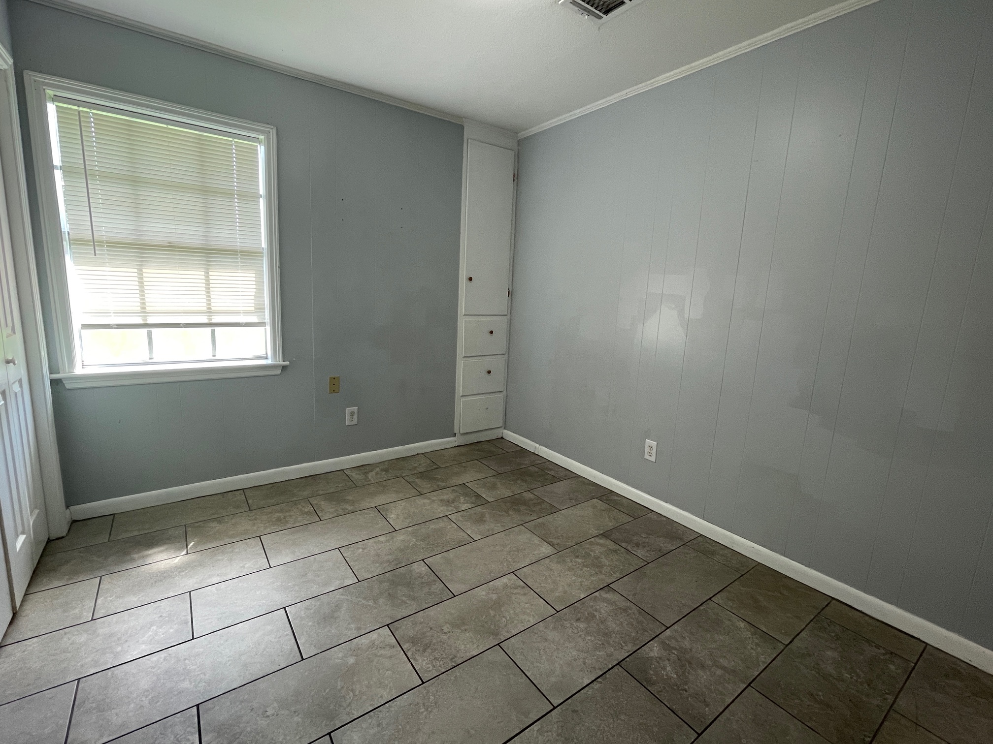 https://0201.nccdn.net/1_2/000/000/18a/3cd/bedroom-1--2-.jpeg