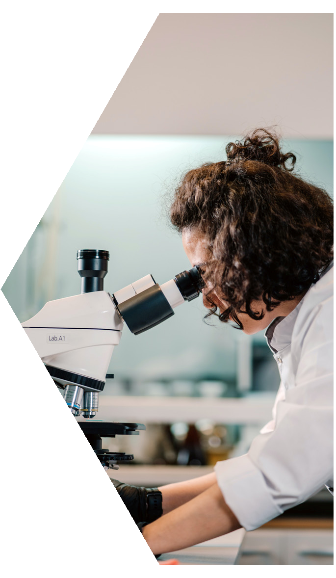 hombre con uniforme de chef blanco de pie cerca de una mesa blanca