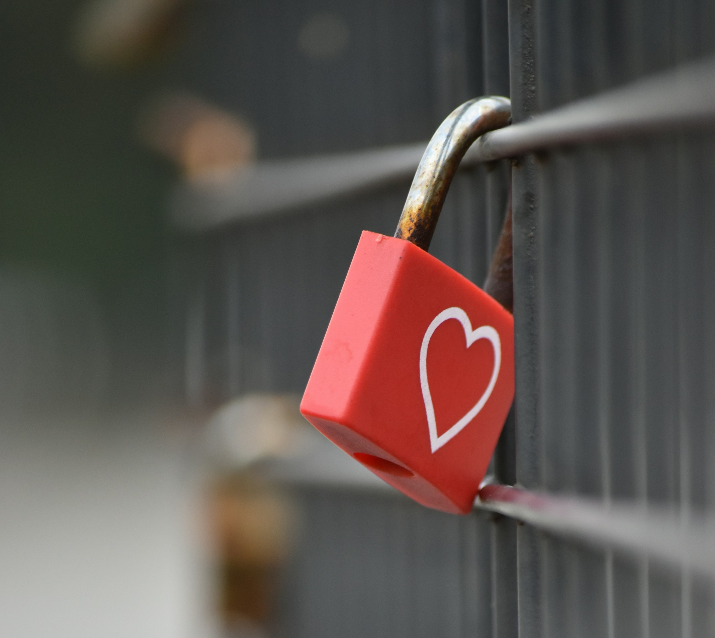 un candado rojo con un corazón en él