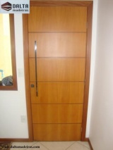 Porta 203 - Fresas horizontais, envernizada, lamina de peroba mica.