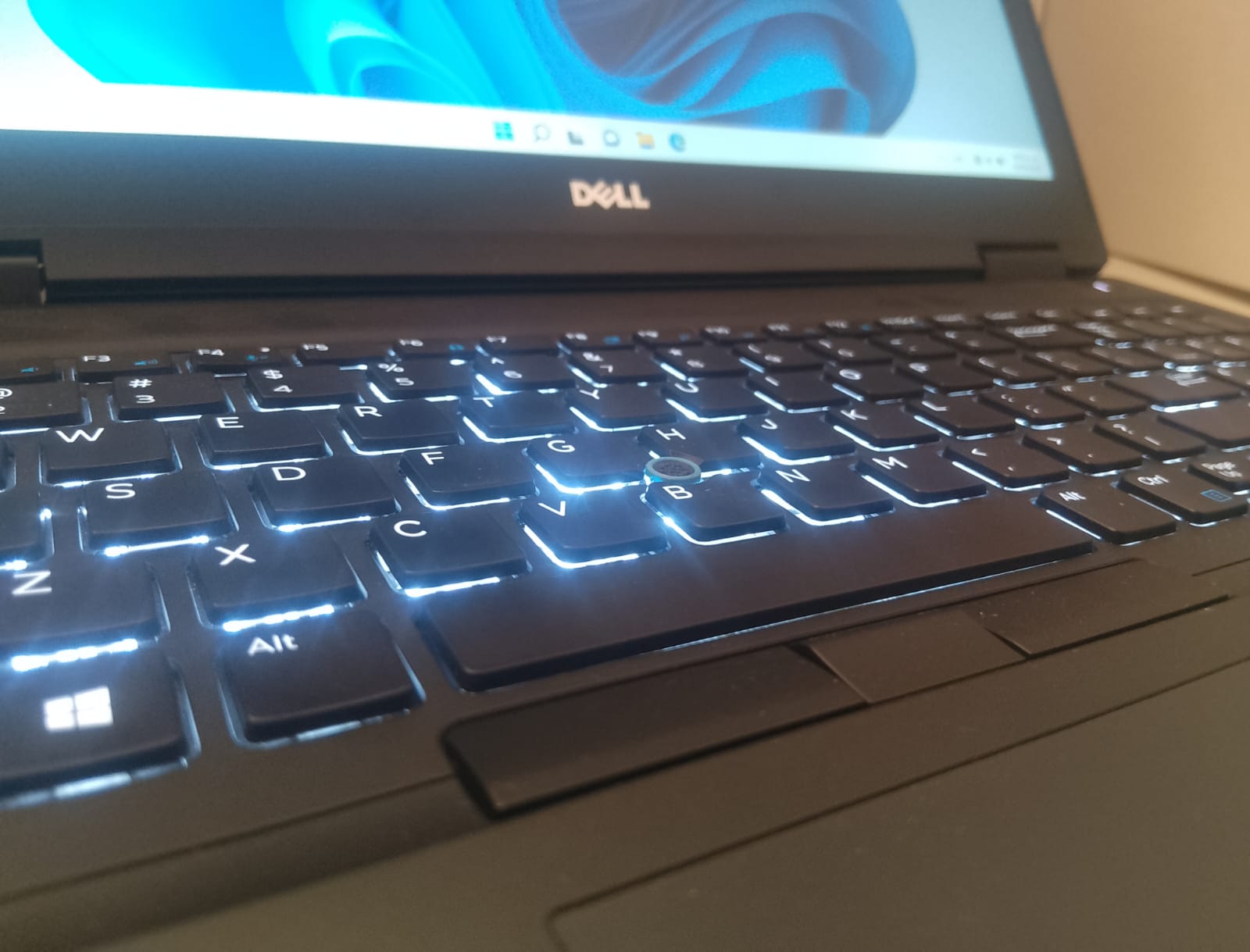 https://0201.nccdn.net/1_2/000/000/18b/094/core-i5-teclado-iluminado.jpeg