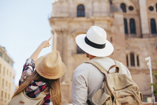 https://0201.nccdn.net/1_2/000/000/18b/106/jovenes-turistas.jpg