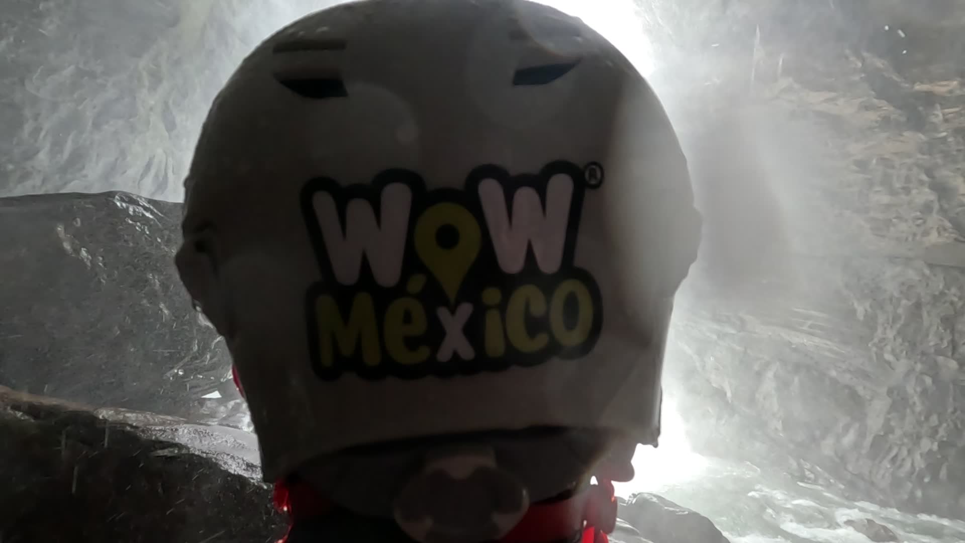 Casco con el logo 'Wow México' dentro de una cueva con luz entrando en el fondo. Casco con el logo 'Wow México' dentro de una cueva con luz entrando en el fondo.