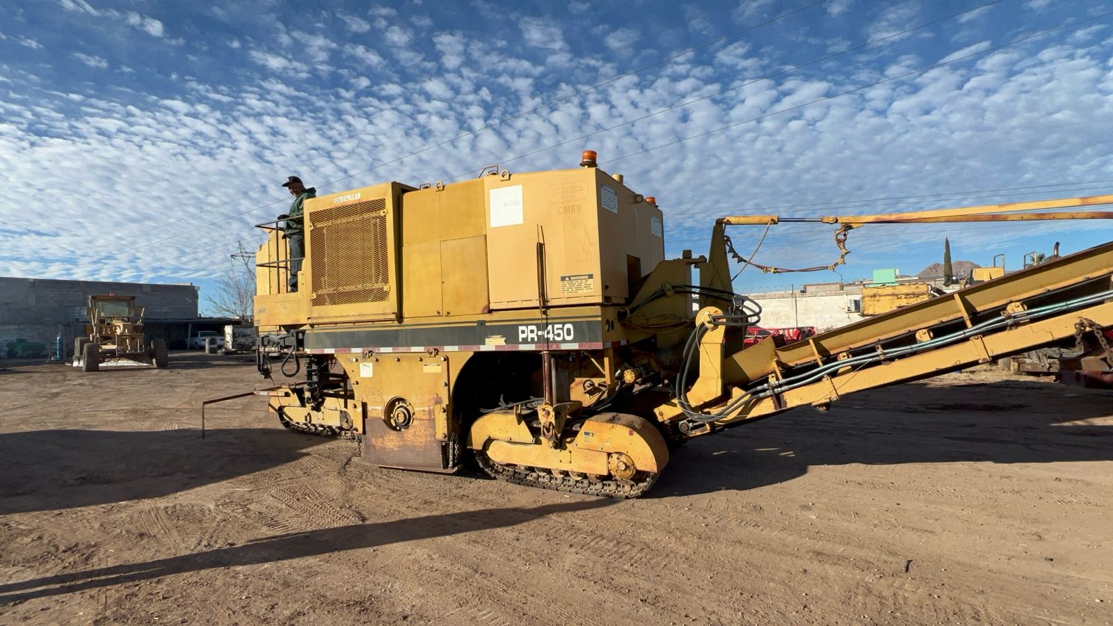 https://0201.nccdn.net/1_2/000/000/18b/d90/per02-fresadora-orugas-caterpillar-2.jpeg