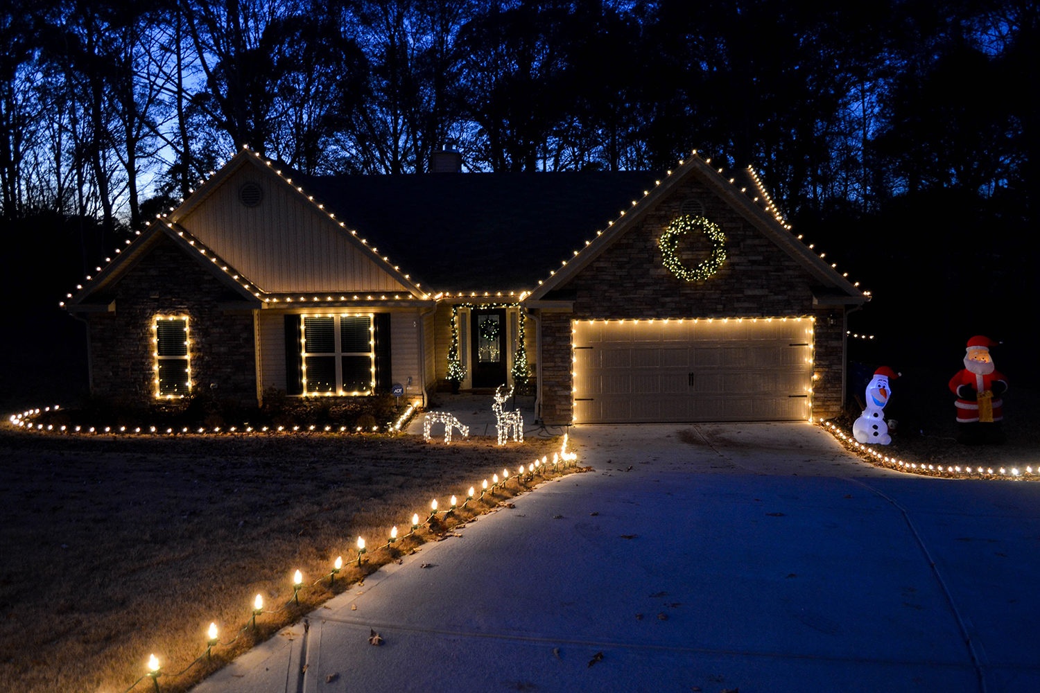 https://0201.nccdn.net/1_2/000/000/18c/21b/roofline_-walkway-christmas-lights-crop-0575-1500x1000.jpg