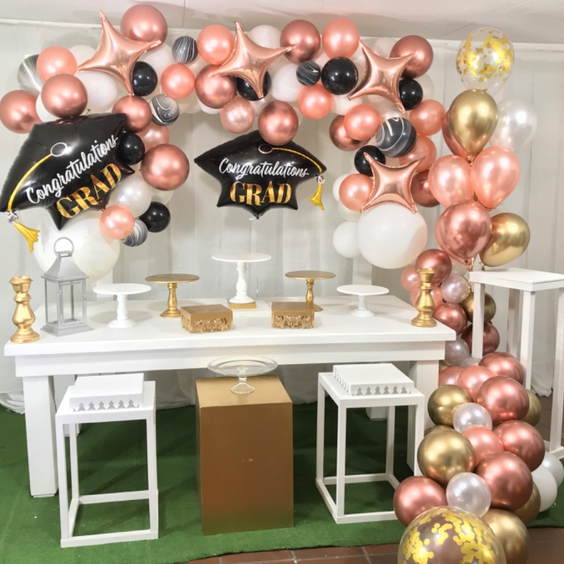 Rectangular Grande alta
Color Blanco 2.20X1m
Precio de Alquiler $ 90.000
Mesa Cubo Hueca Pequeña
58 CM Altura.41x41cm
$50.000
Auxiliar Tipo Farol
Mediana 1,02 M Altura .41x41cm
$50.0000
Cubo Pequeño
58 CM Altura
.41x41cm
$50.000