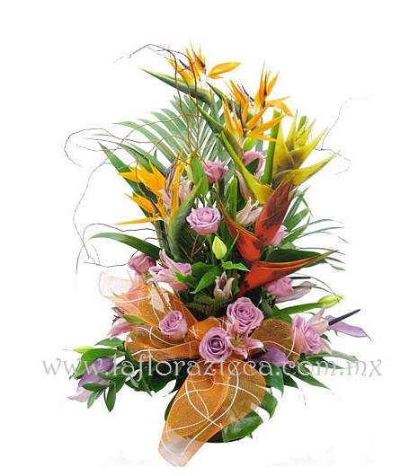 MD - 133  $1,380
Fina composición de rosas,aves de paraíso,heliconia,curly