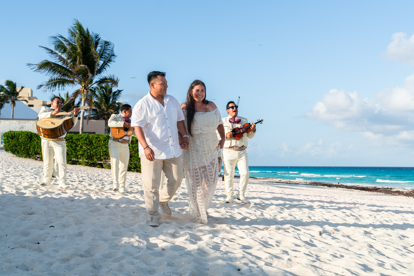 https://0201.nccdn.net/1_2/000/000/18e/162/romantic-mariachi-proposal-in-cancu%CC%81n059.jpg