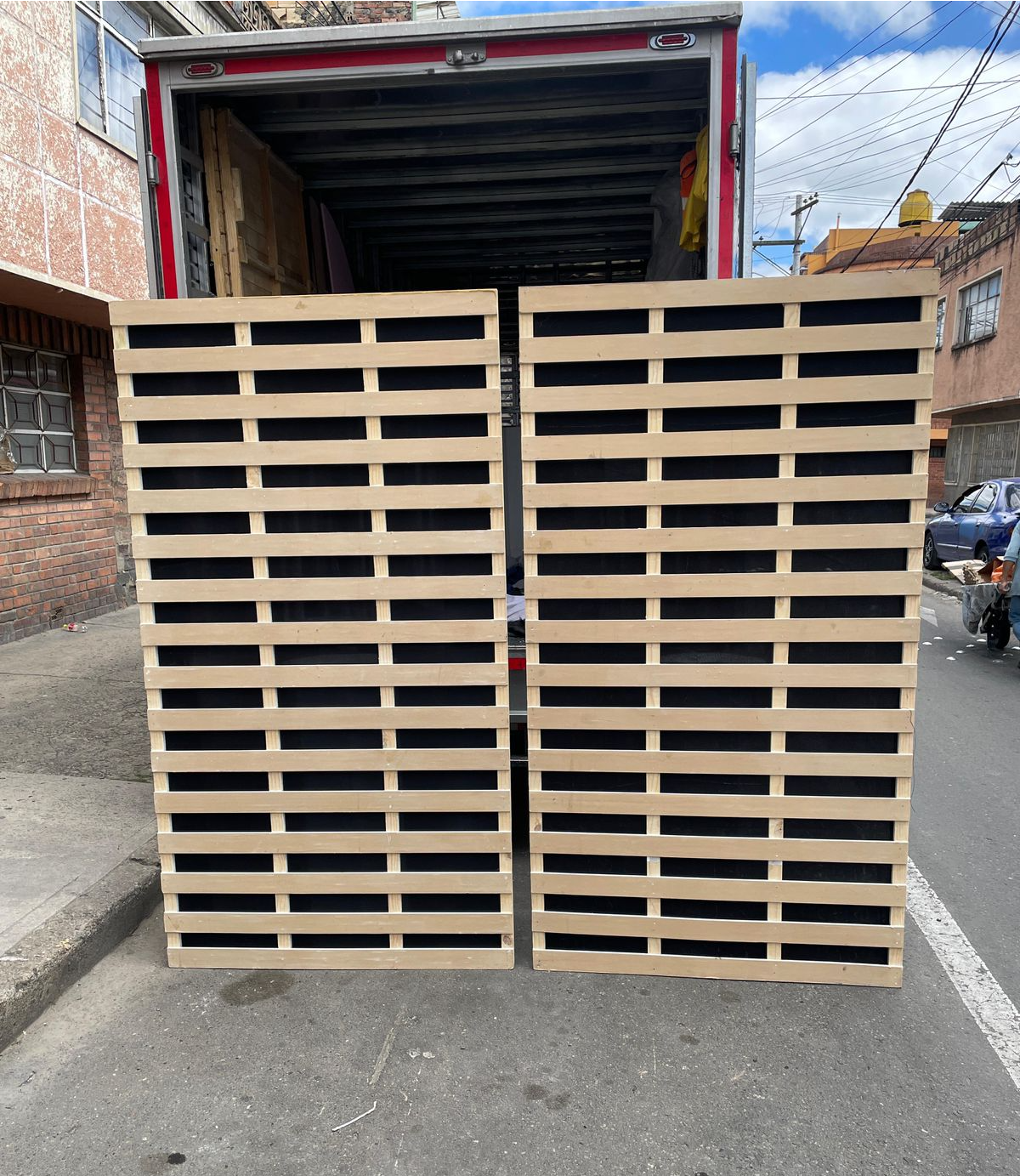 Altura 2.20m x 1.04m
Madera tablilla Natural $60.000 con color de fondo