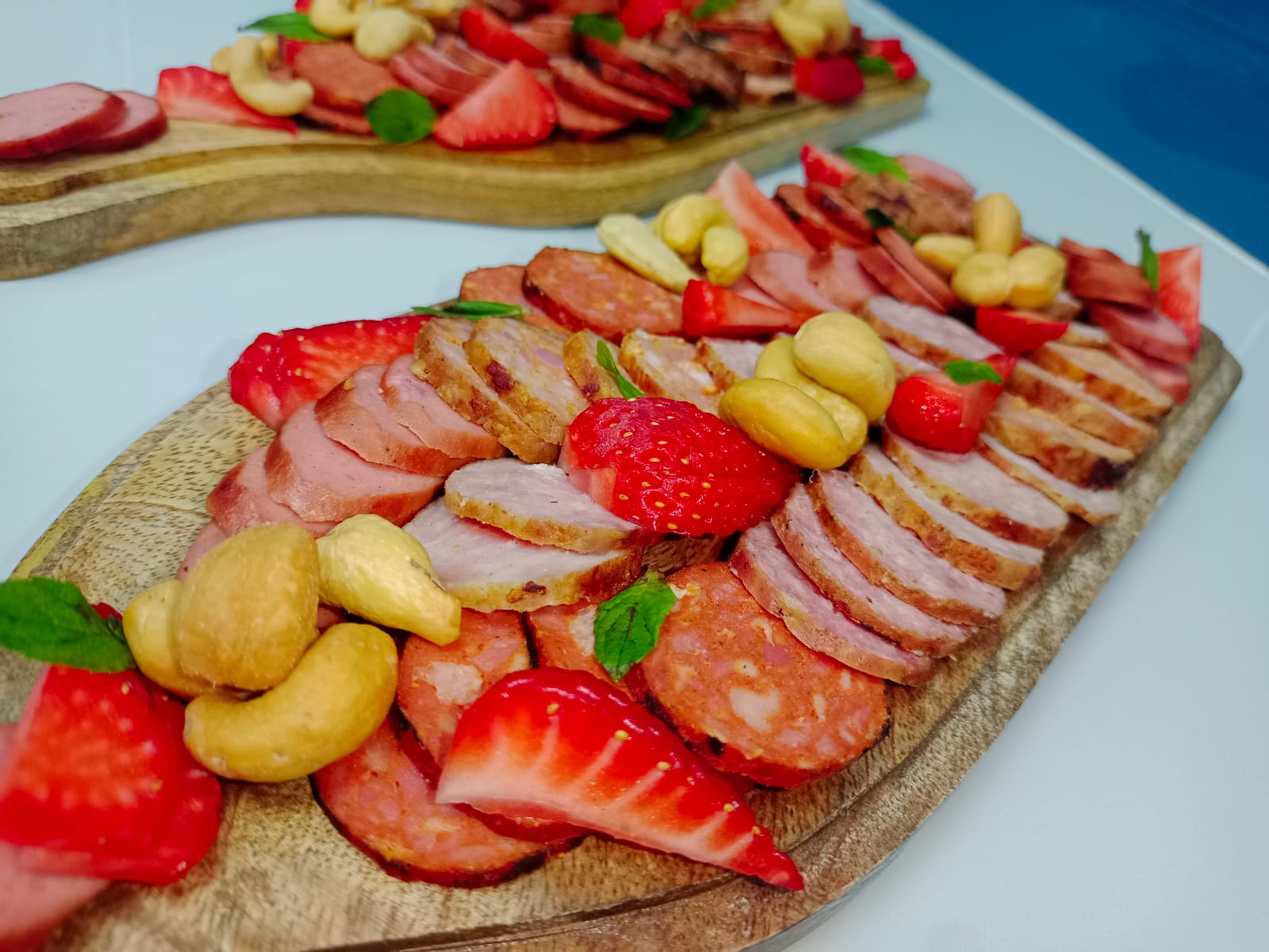 Rebanadas de jamón con ramitas de romero fresco