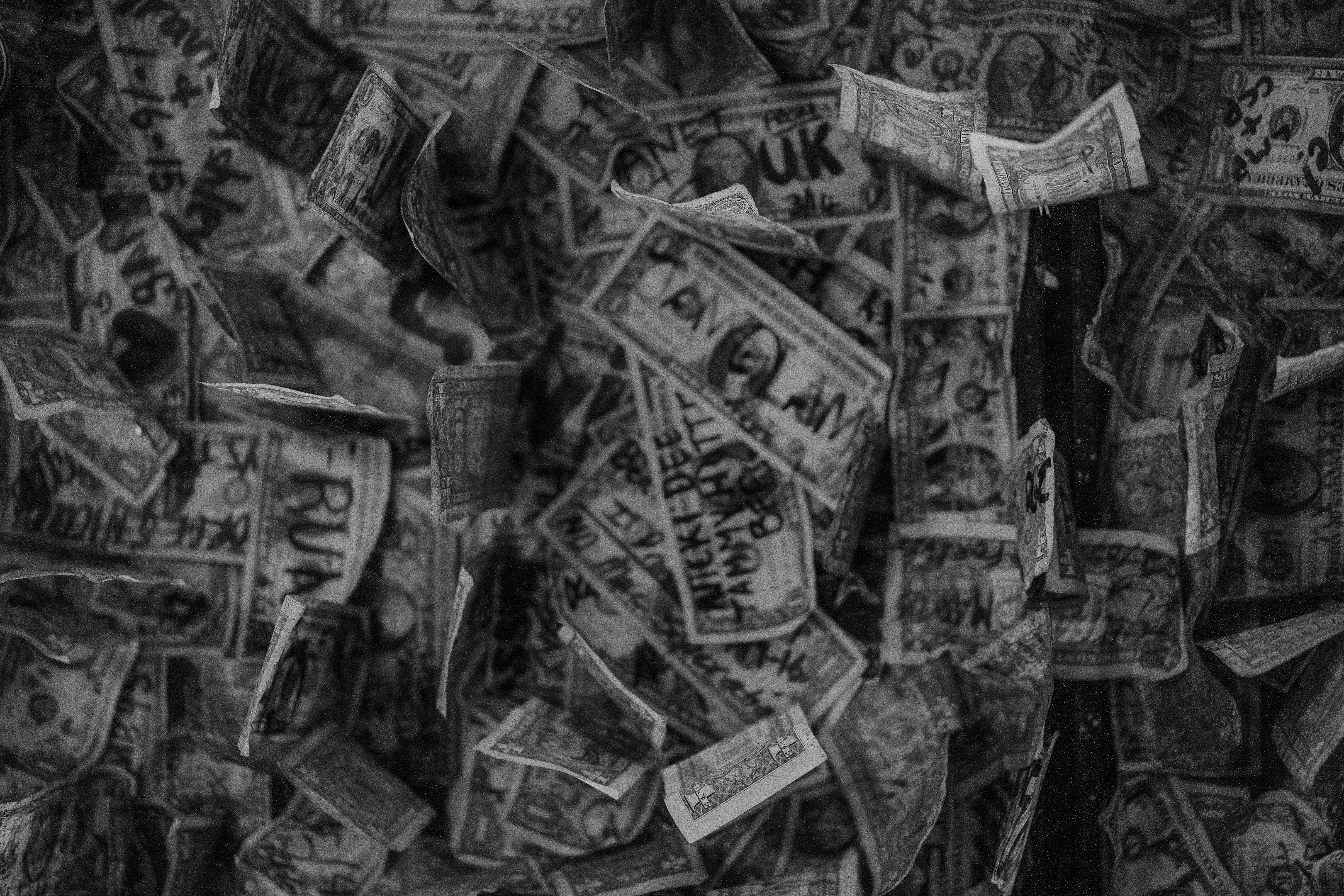 fotografía en blanco y negro de un montón de dinero