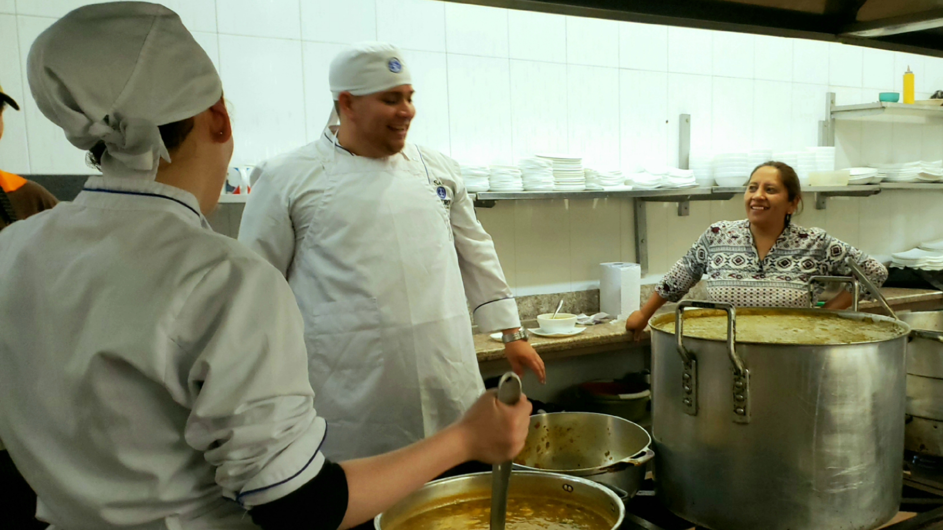 Visita San Isidro Instituto Superior - Cuenca Clase demostrativa, métodos y técnicas de preparación de la gastronomía ecuatoriana.