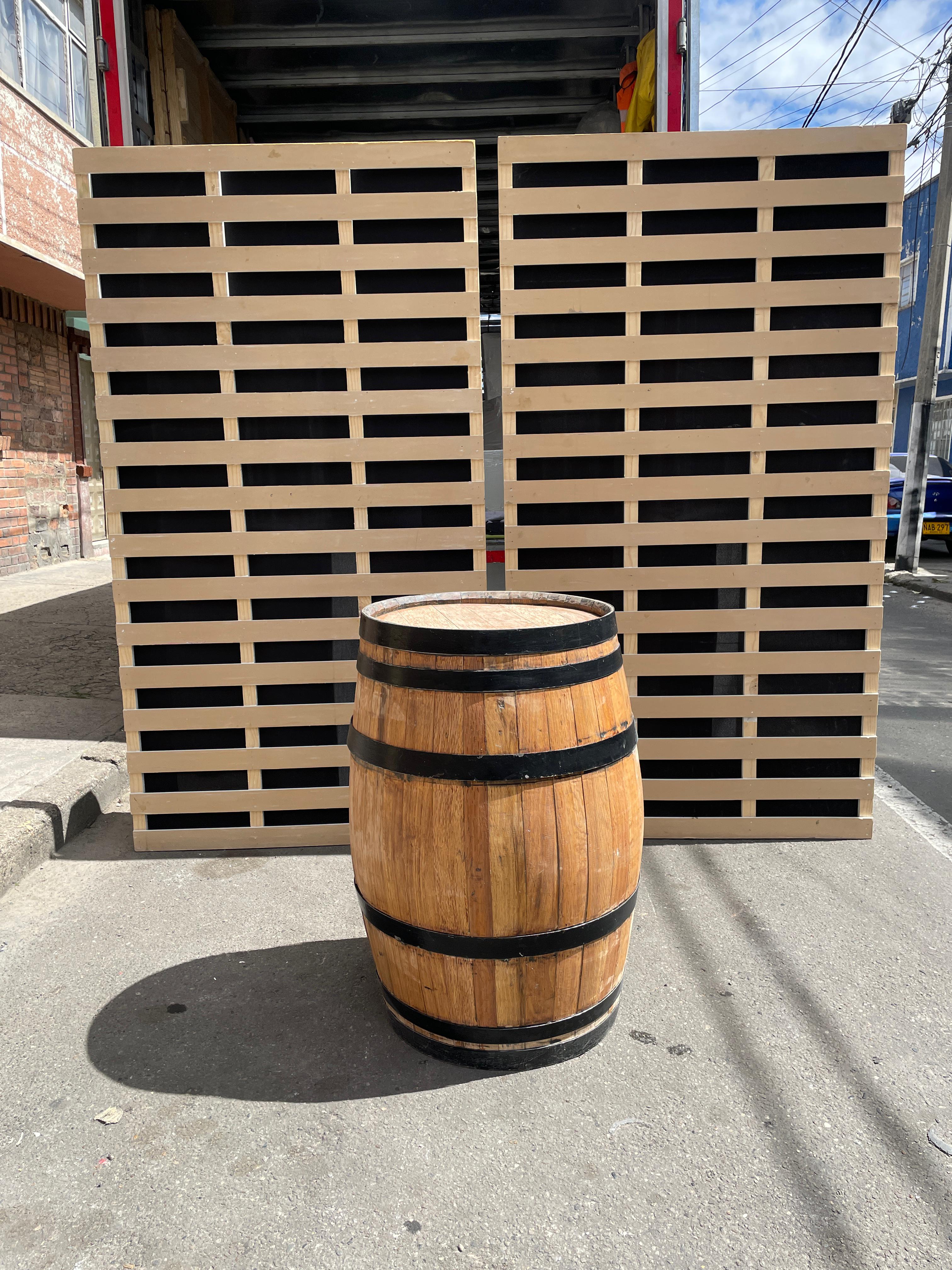 Altura 2.20m x 1.04m
Madera tablilla Natural + color fondo $60.000