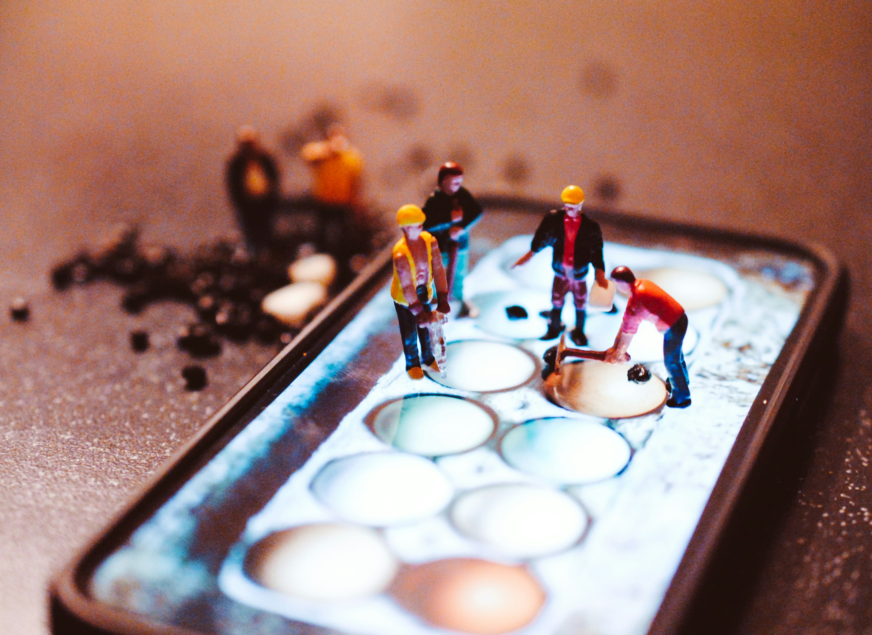 miniatura de trabajadores de construcción, trabajando en una pantalla de teléfono móvil