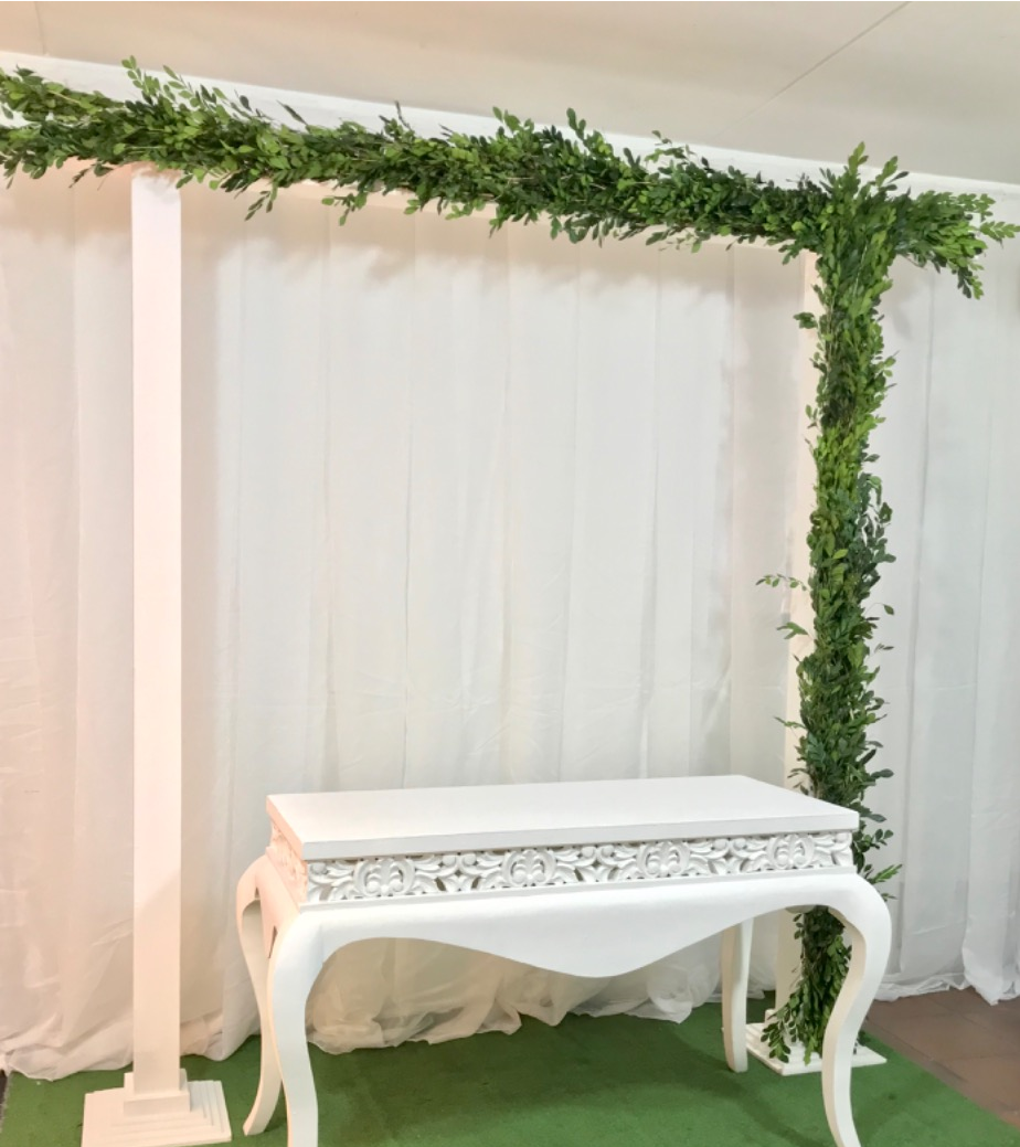 Arco de Madera con follaje en L Natural
2.20m altura x1.50m de ancho
250.000 pesos