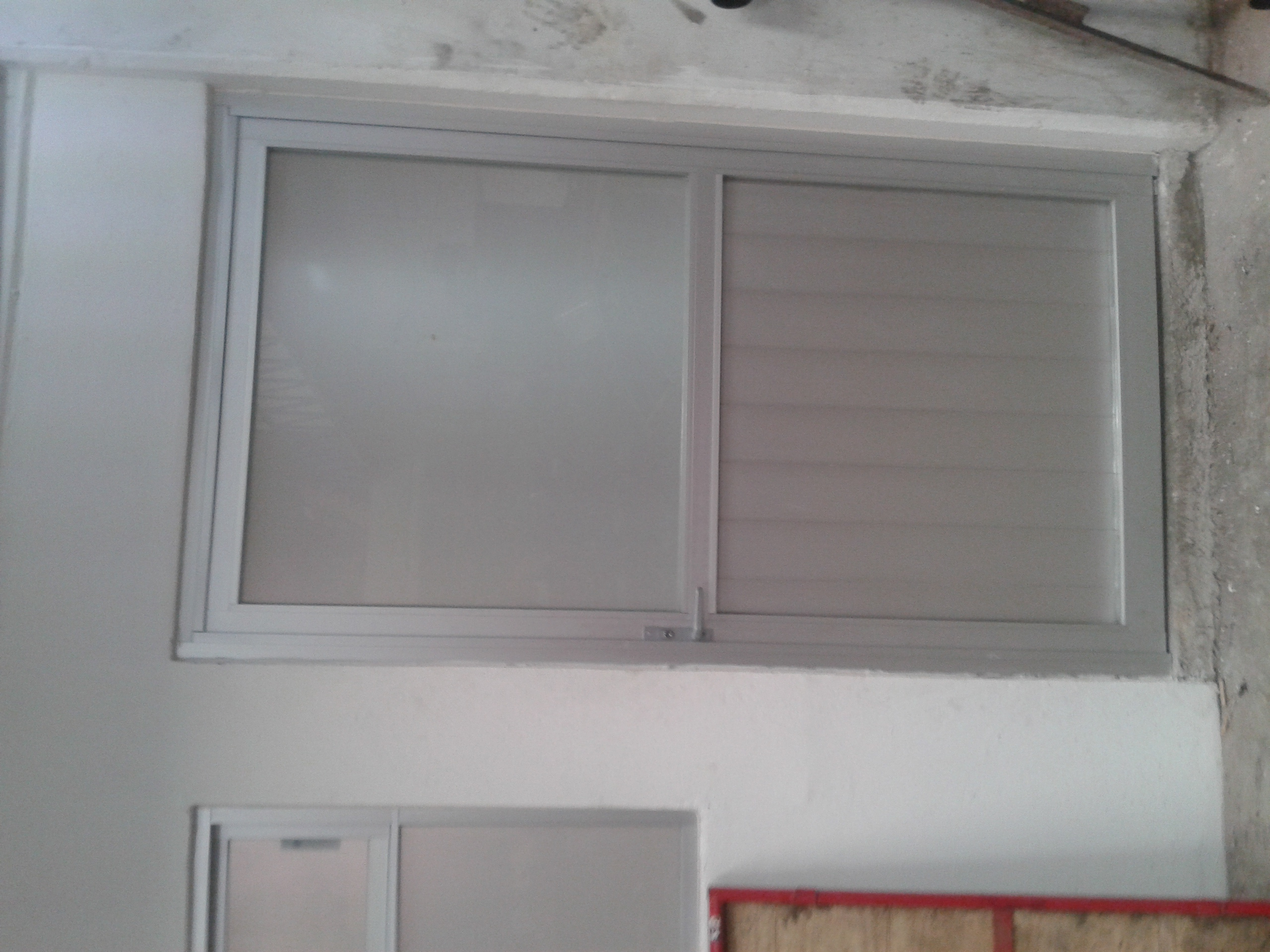 Puerta pesada natural con duela lisa y vidrio esmerilado claro