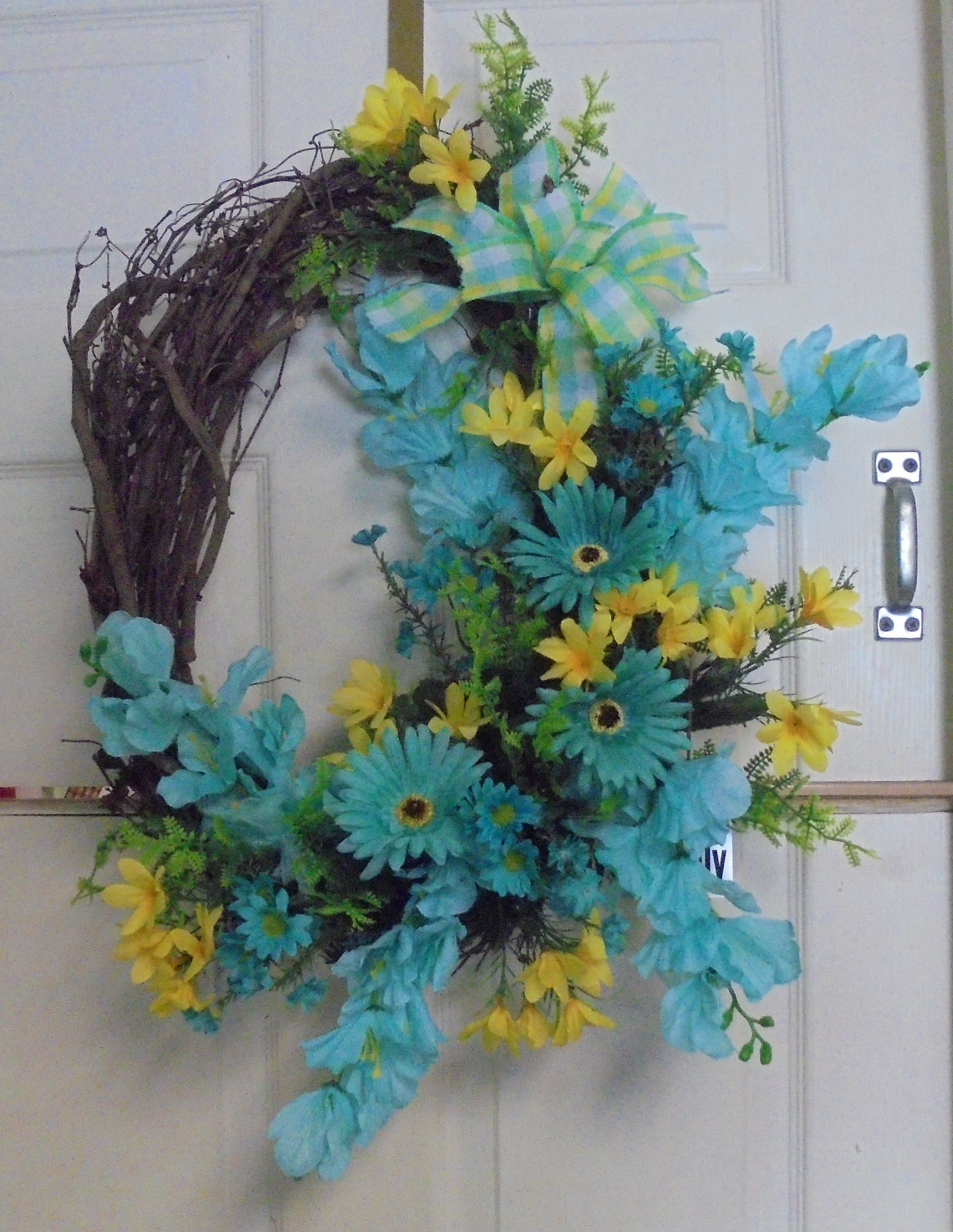 (28) Grapevine Wreath
W/ Silk Aqua & Yellow Flowers
$60.00