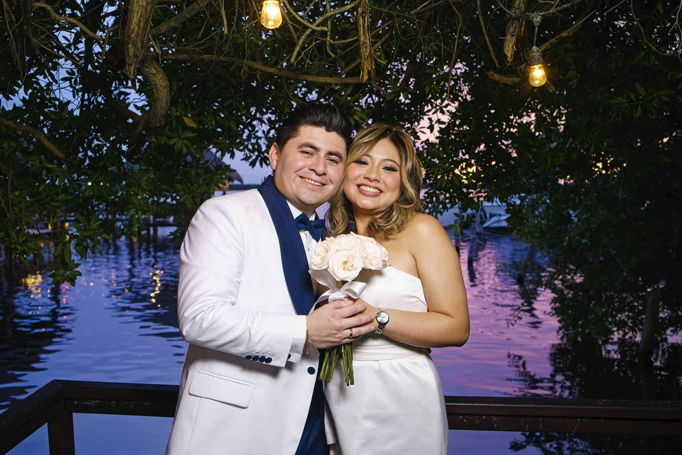 https://0201.nccdn.net/1_2/000/000/191/af2/luxartifices-wedding-navios-cancun-bride-and-groom-sunset038.jpg