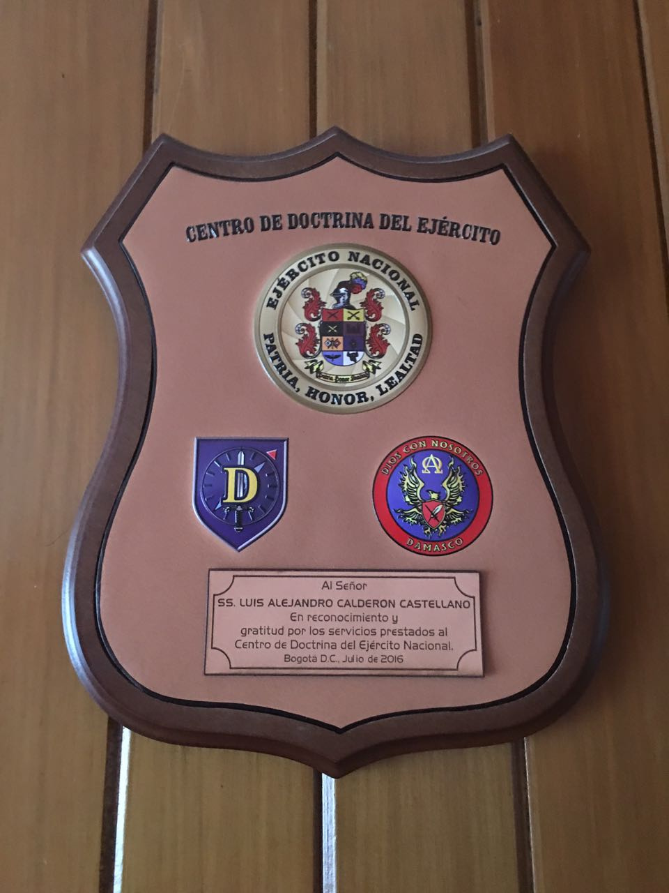 placa en cuero repujado blazon
