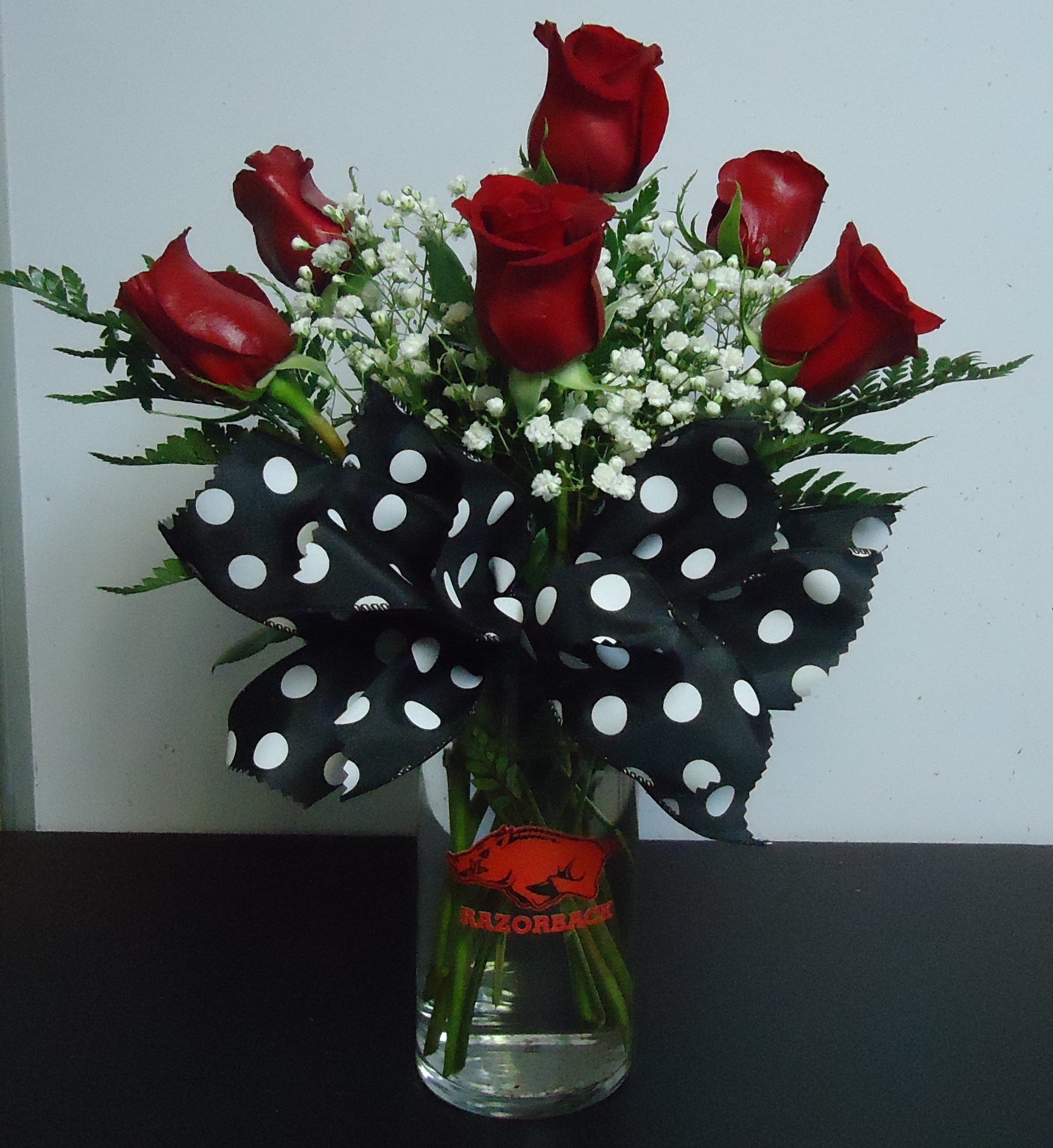 (15)  "Half" Dozen Red Roses
In "Razorback" Vase
$50.00