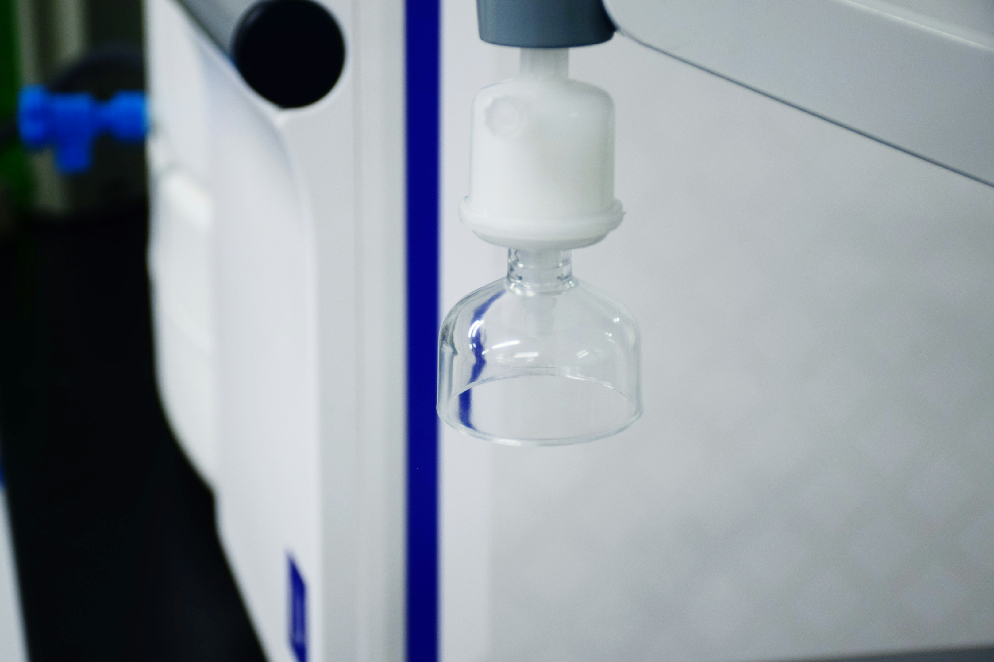 botella de plástico blanca y azul