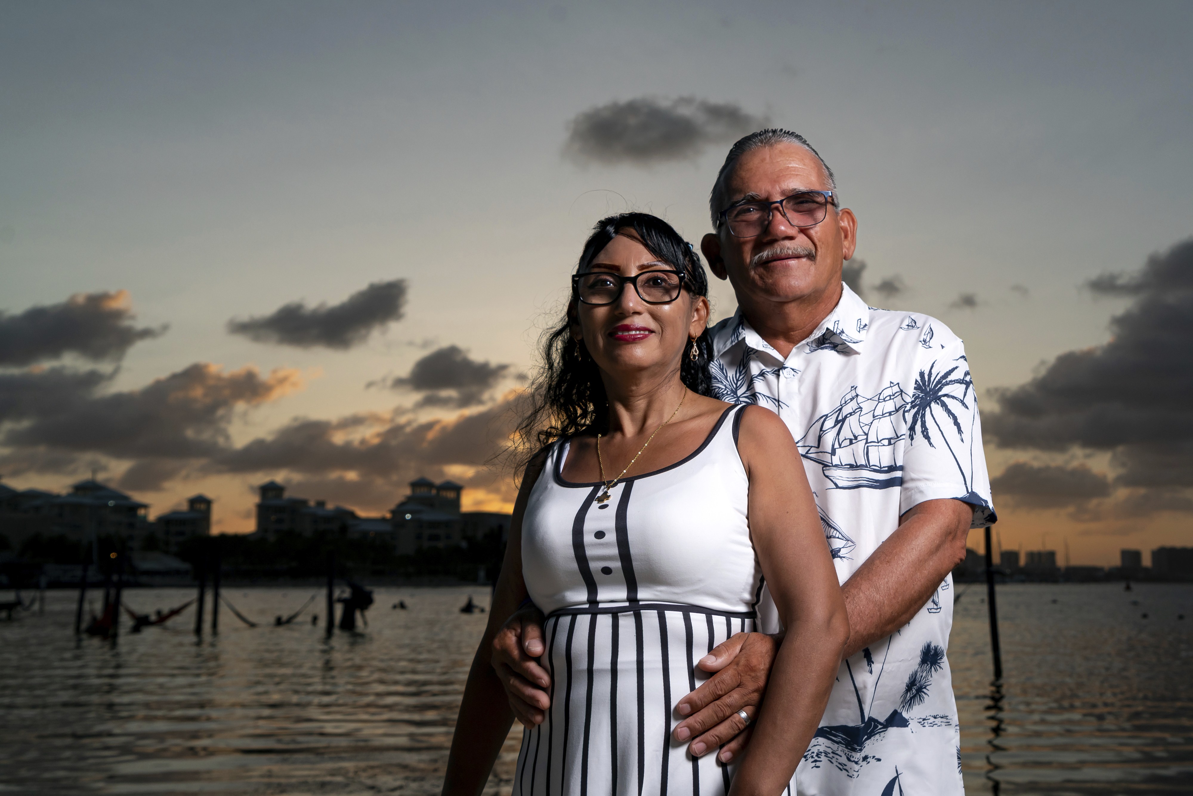https://0201.nccdn.net/1_2/000/000/192/67b/luxartifices-riviera-maya-beach-family-photos0044.jpg