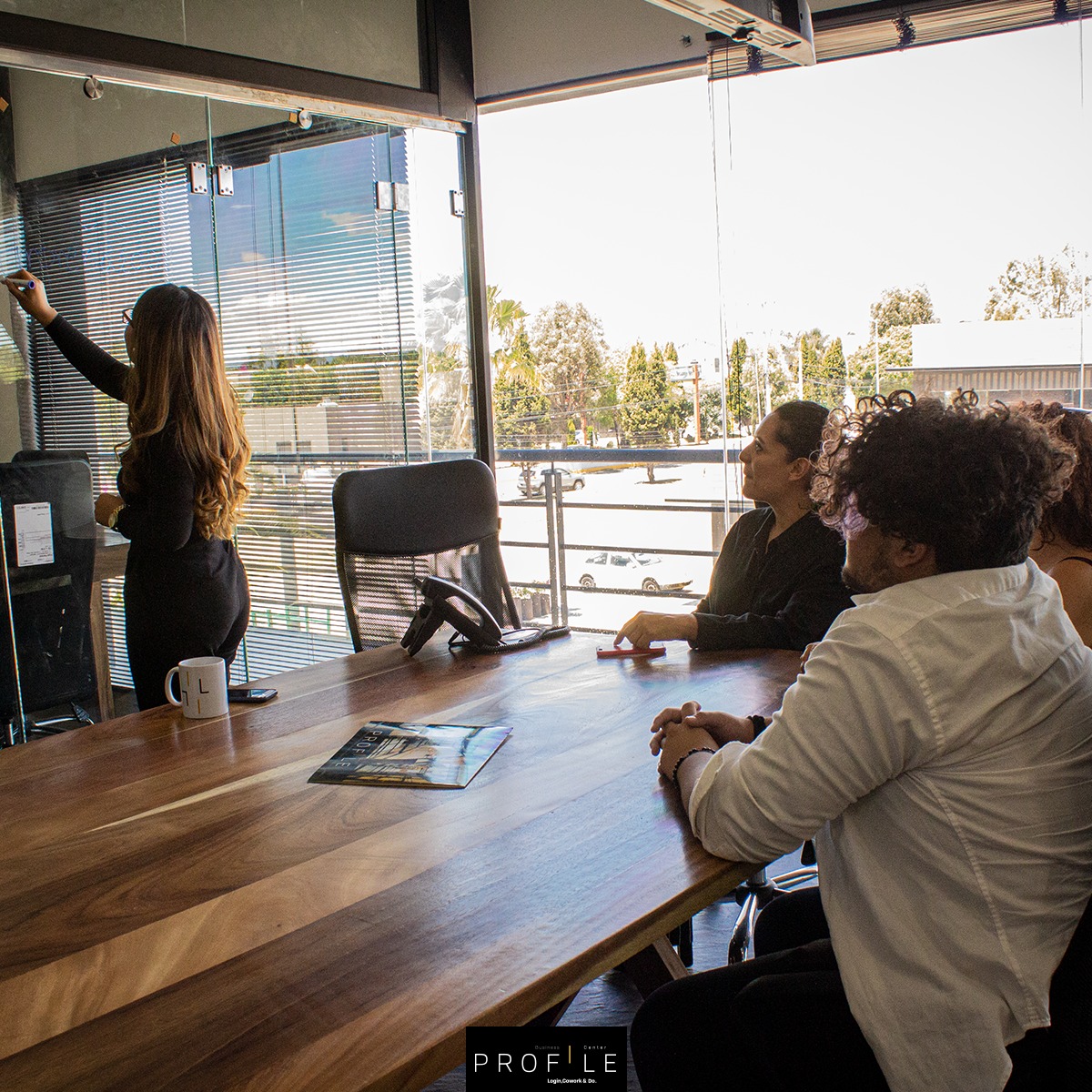 mujer sonriendo durante el día