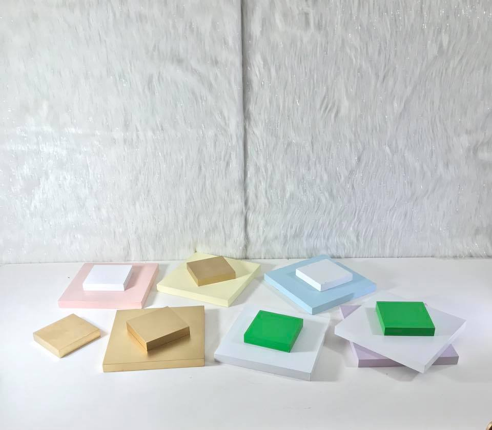 Bases de Postres Cuadradas 
Medidas: Pequeño 15cm x 15 cm 
Grande 30cm x 30cm 
Pequeña $ 10.000
Grande $ 15.000 