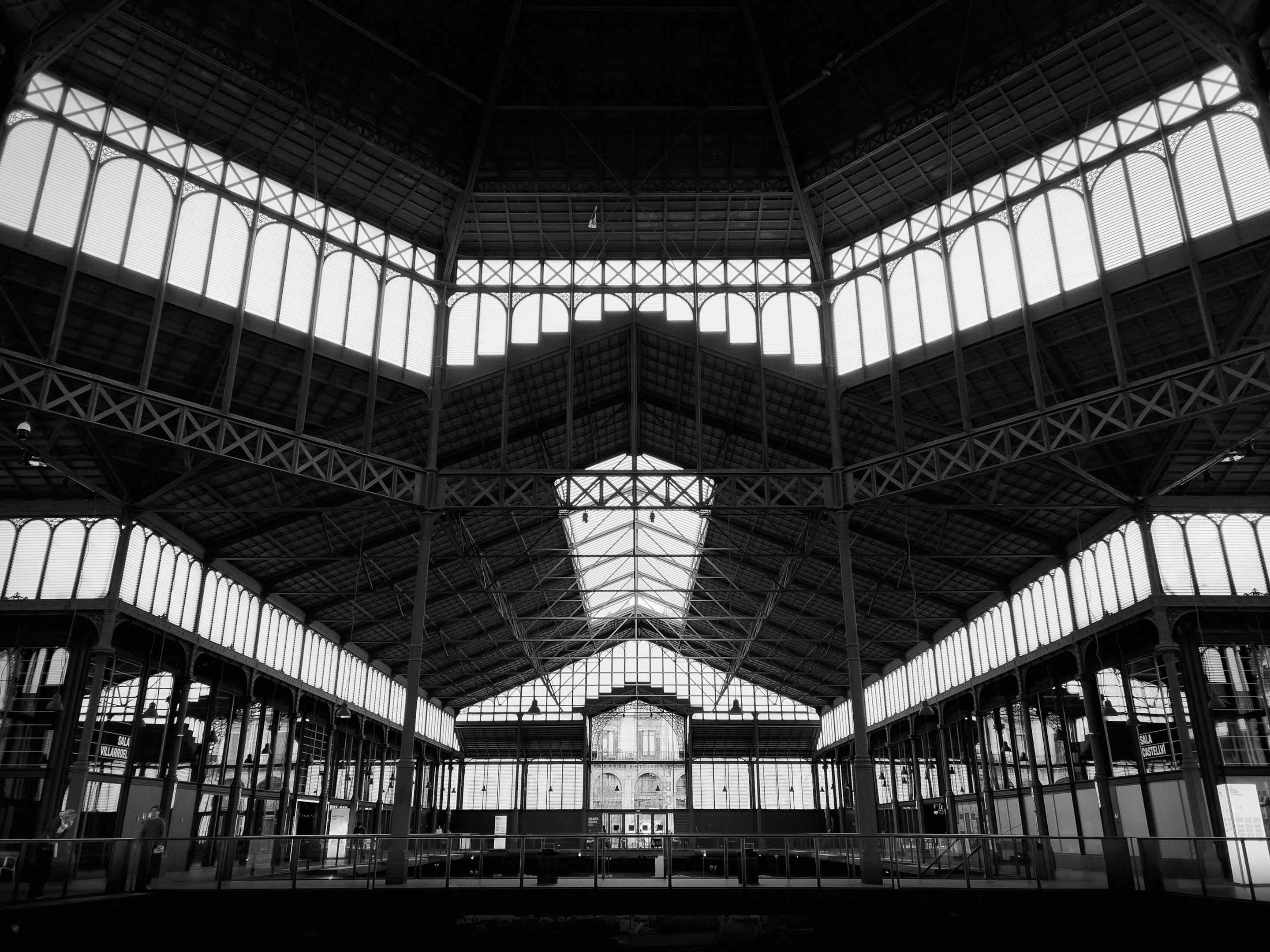 una foto en blanco y negro de una estación de tren