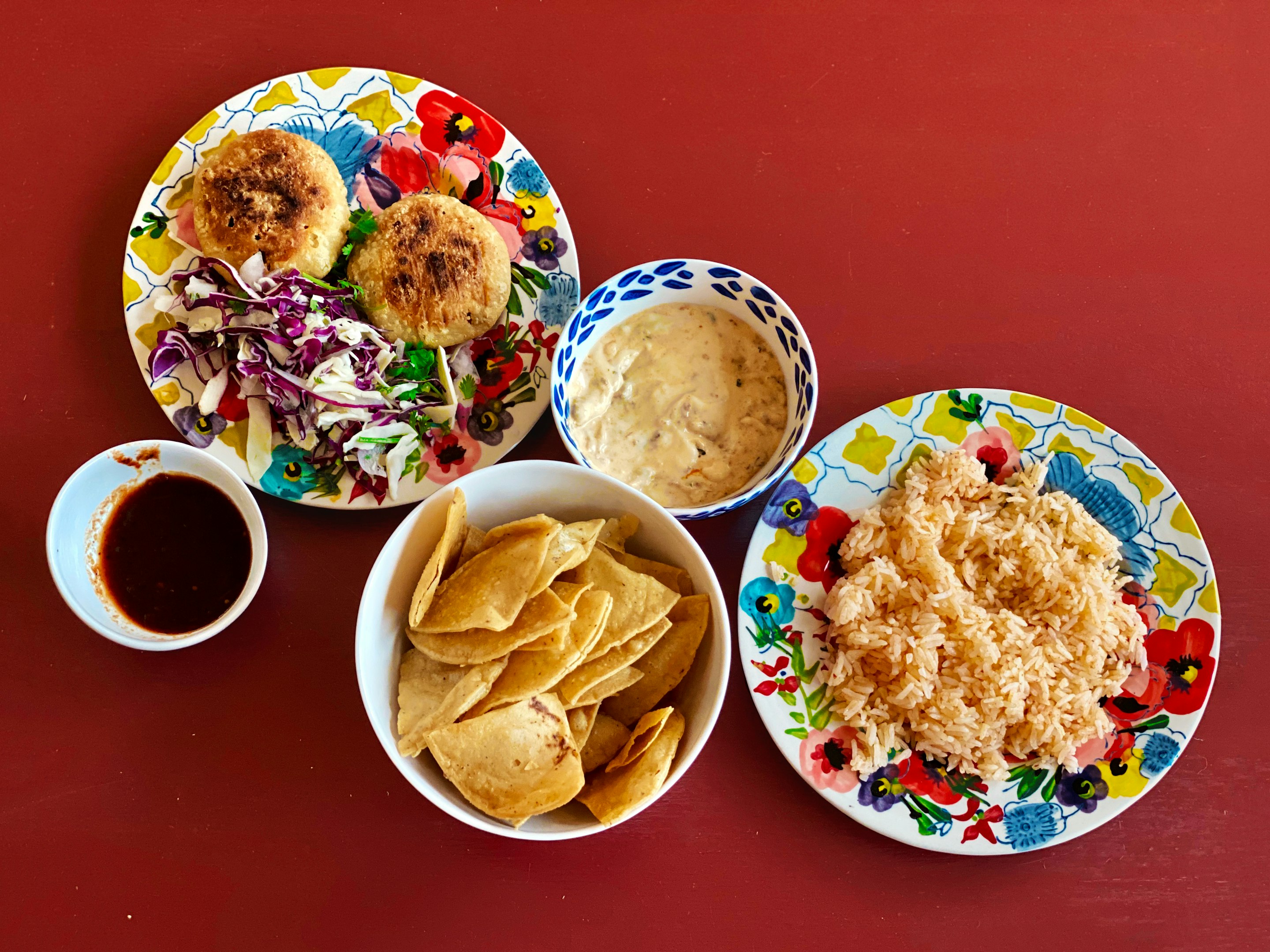 comida frita en plato cerámico blanco y rojo