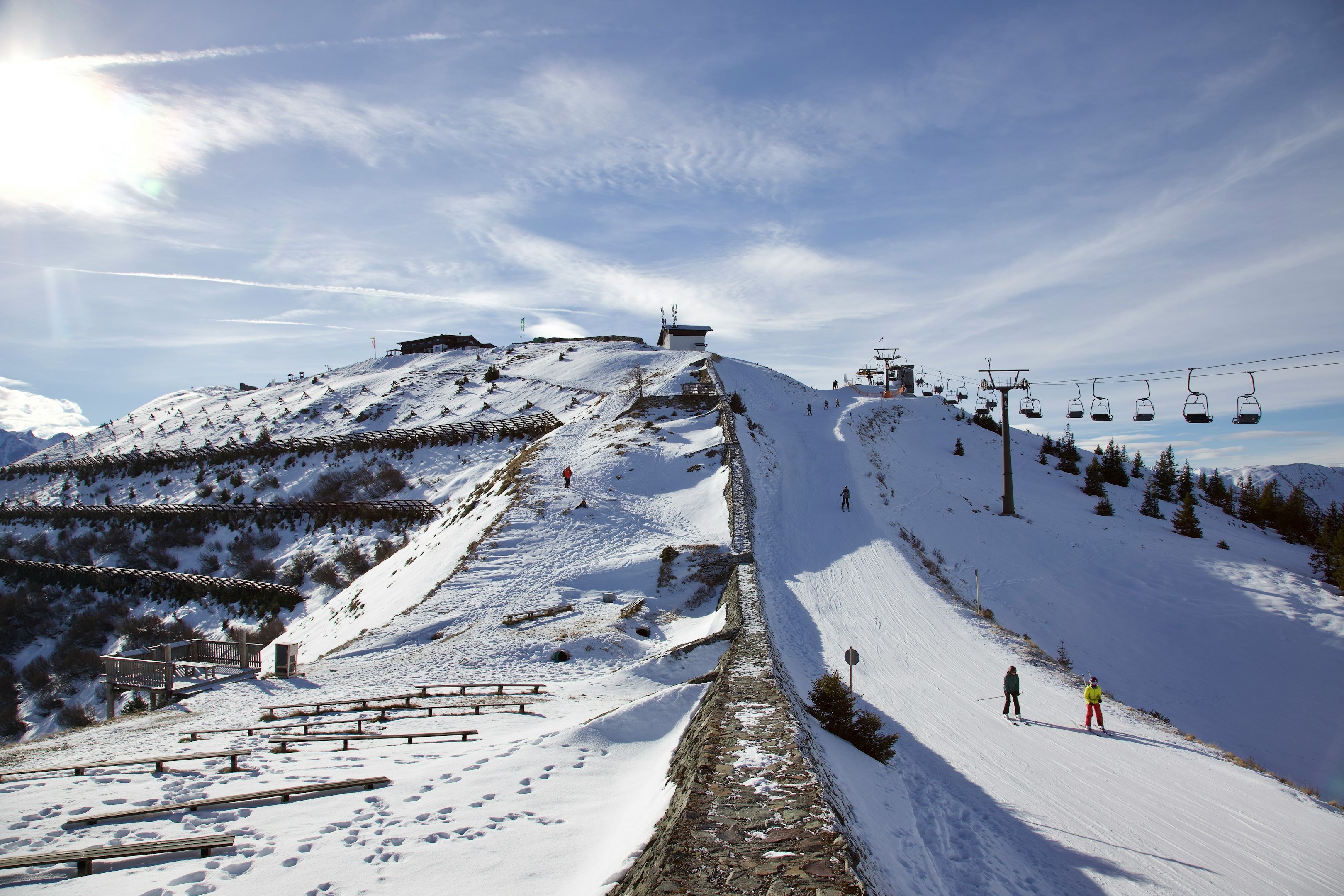 una montaña cubierta de nieve con un teleférico en el fondo